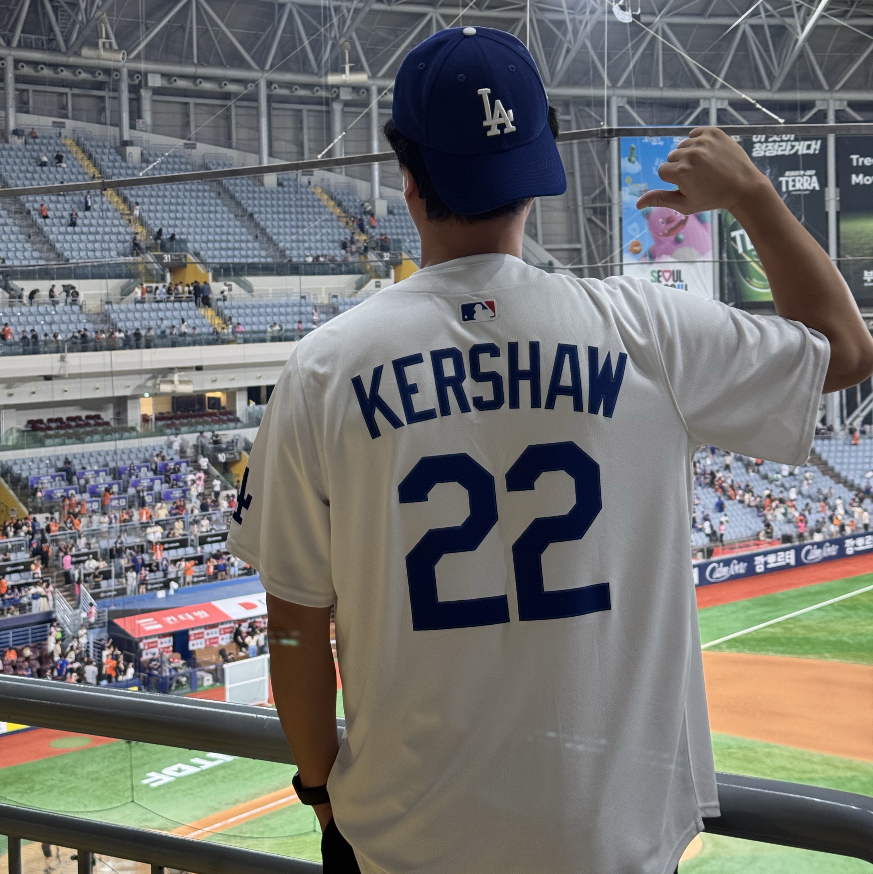 New Era 9Forty MLB Seoul Series LA Dodgers Dark Royal, Nike MLB Los Angeles Dodgers Dri-Fit ADV Home Jersey White (Non Marking Ver.) 착용 스타일