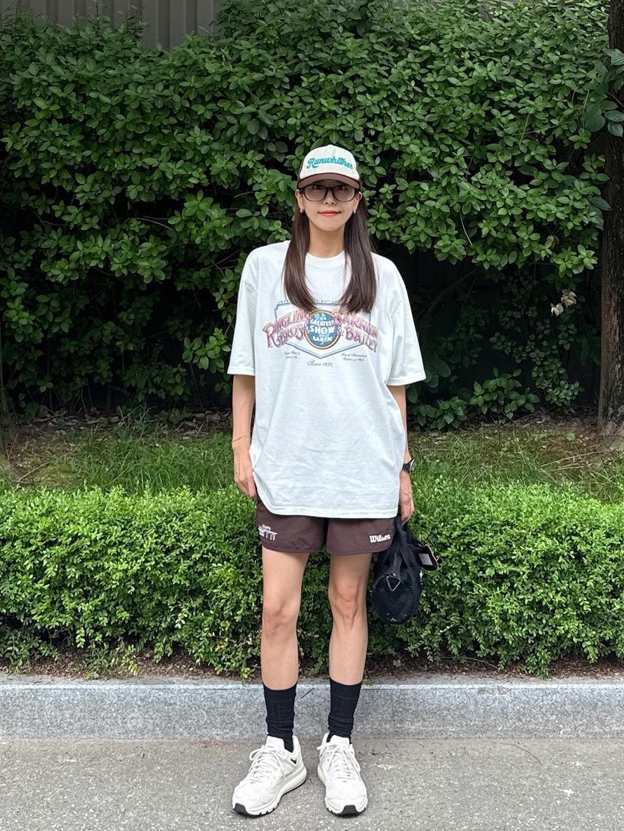 [KREAM 단독] runwhither Trucker Cap Blue Brown, Chanel J12 Watch 33mm Quartz Black 착용 스타일 - 4