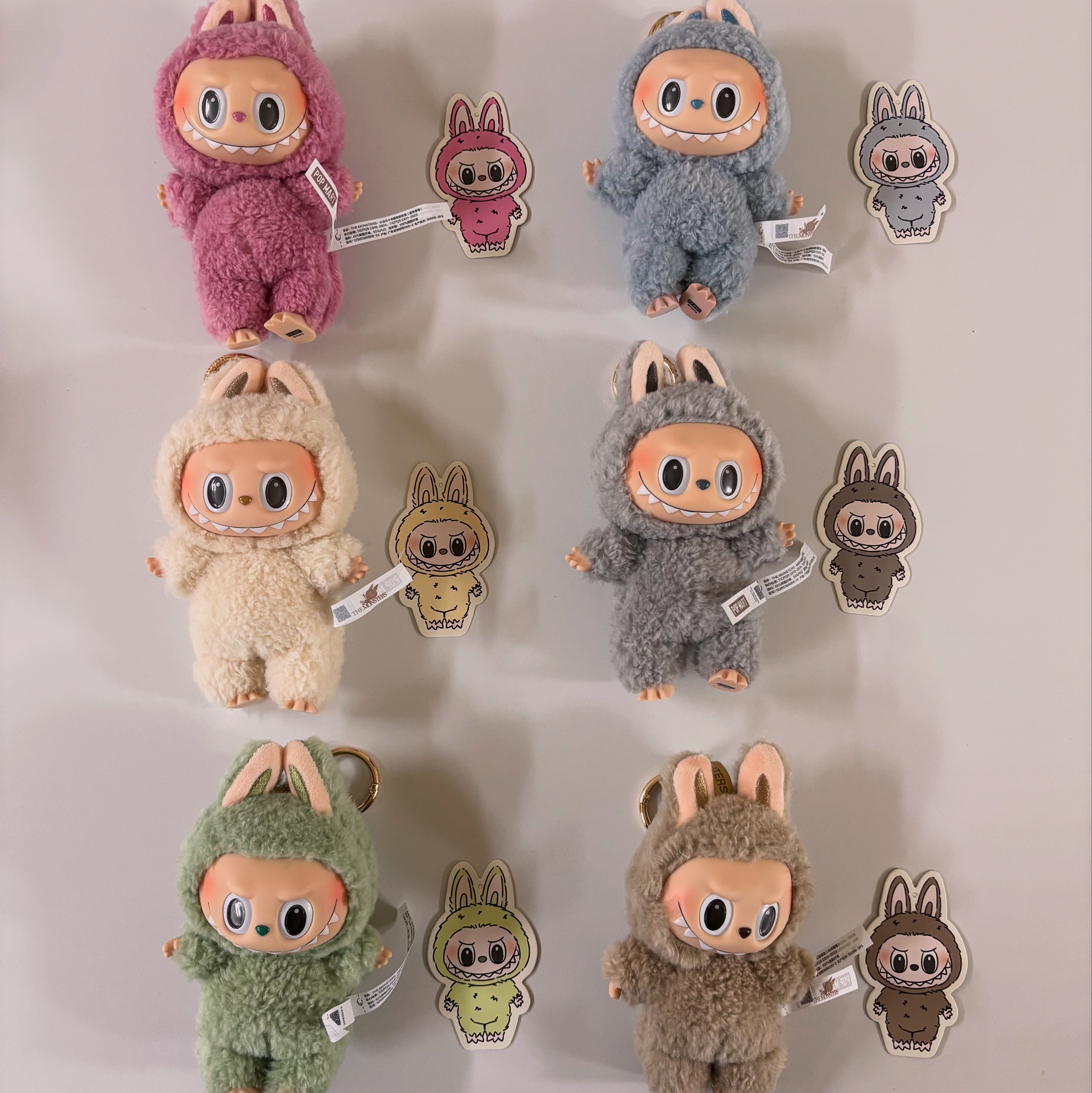 Pop Mart The Monsters Labubu Tasty Macarons Series Sealed Case (6 Blind Boxes) 착용 스타일