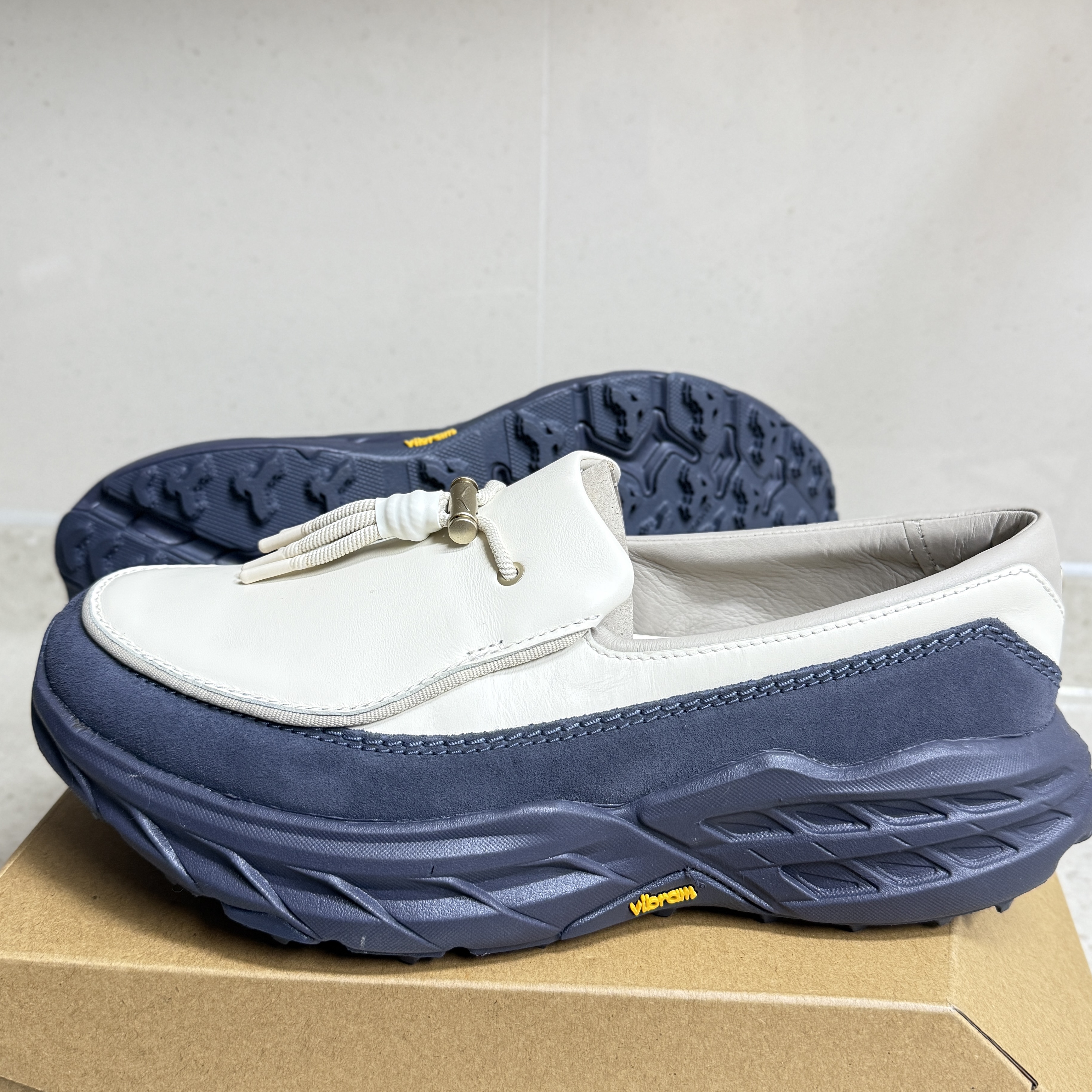 Hoka Speed Loafer Birch Charcoal Grey 착용 스타일 - 2