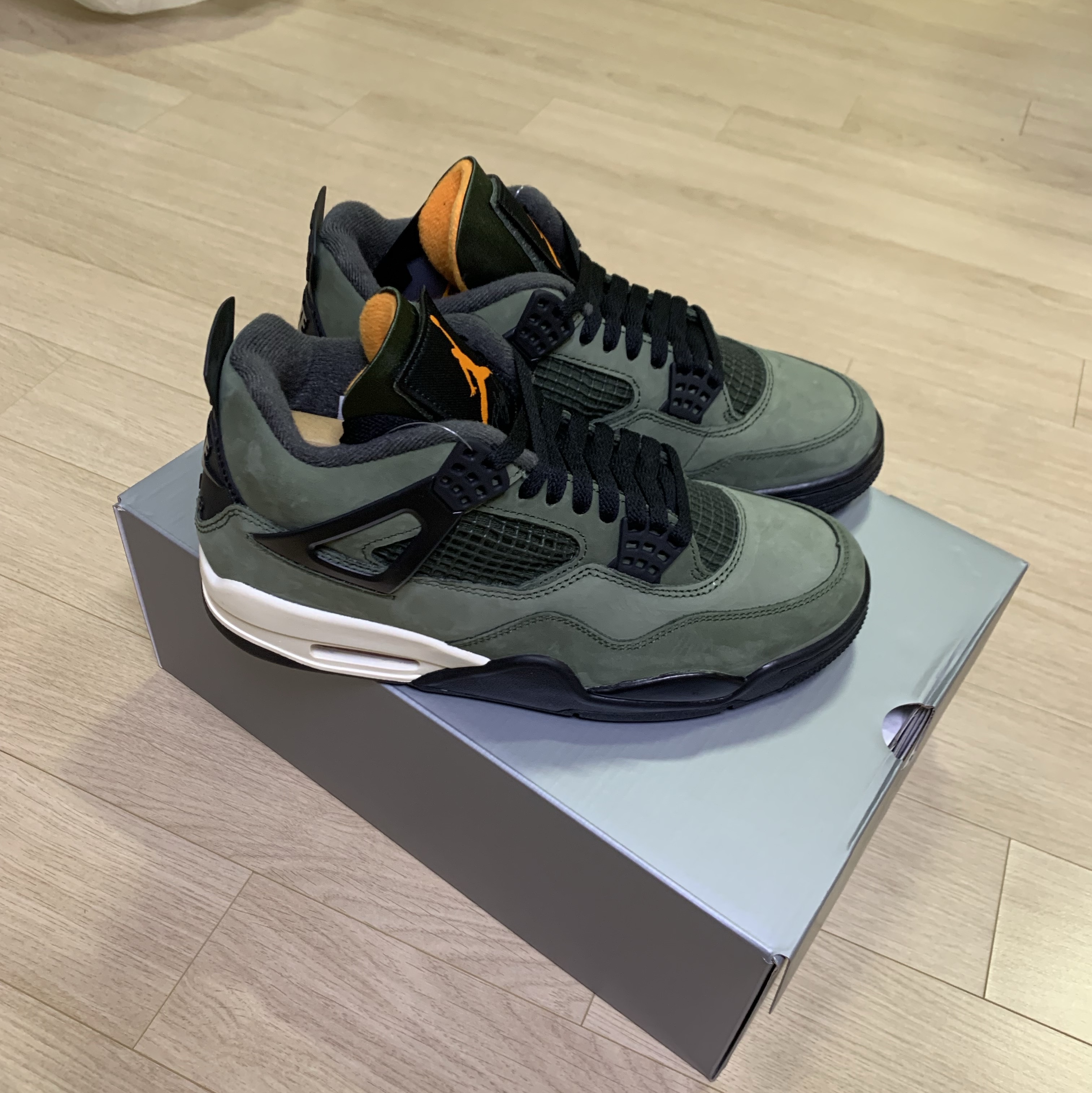 Jordan 4 x Undefeated Retro OG SP Deep Green and Clementine 착용 스타일 - 3