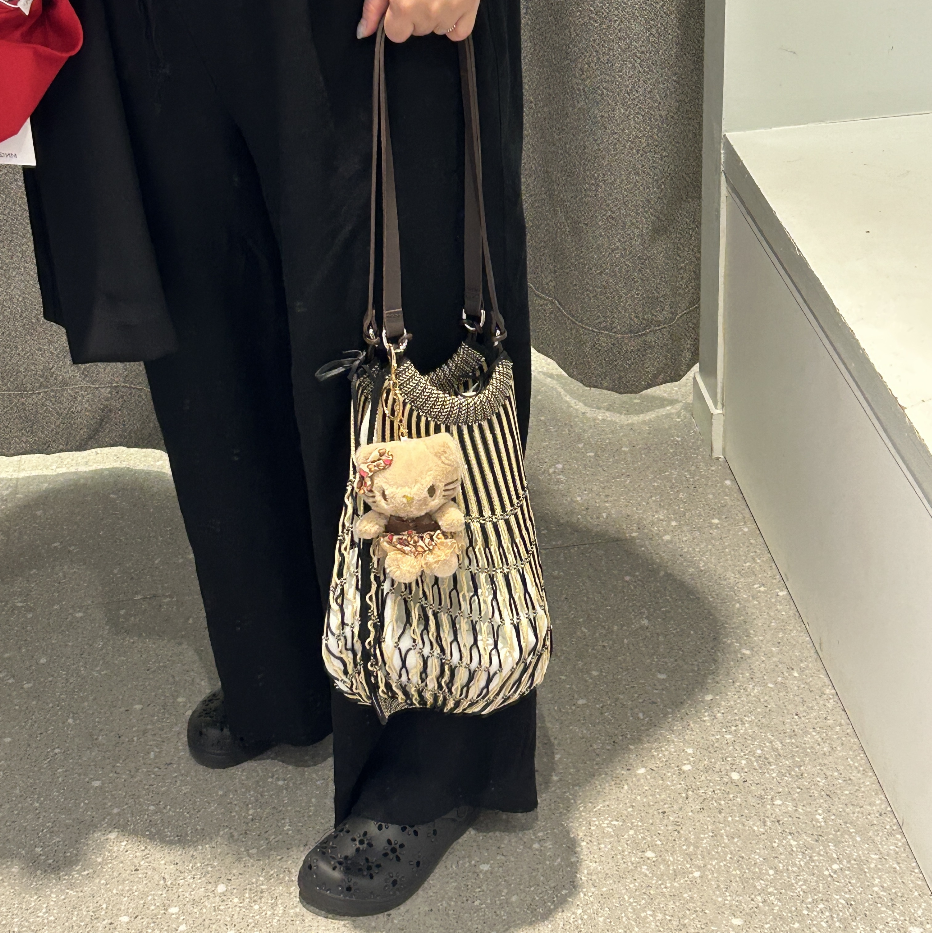 Lemaire Nylon Net Medium Filt Net Shopping Bag Light Beige Black 착용 스타일 - 3