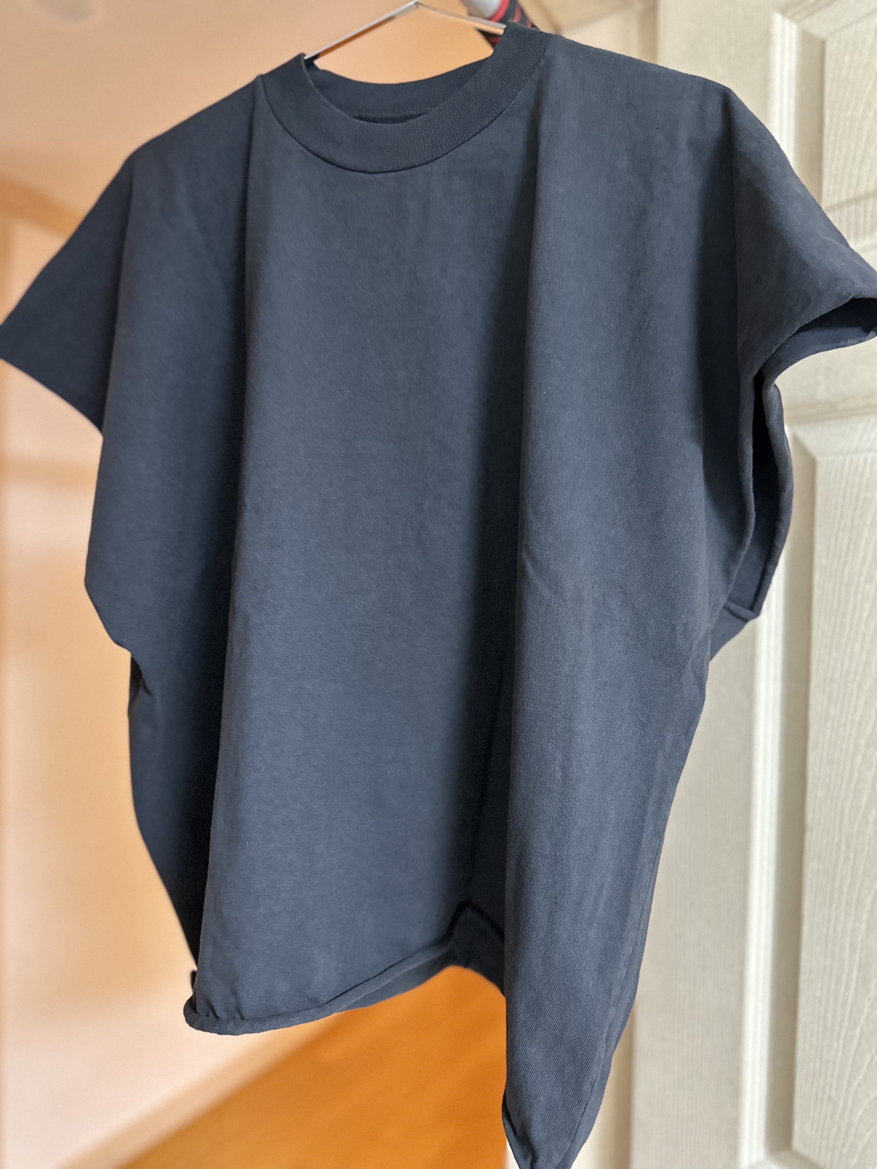 Yeezy One Box T-Shirt Black 착용 스타일 - 2