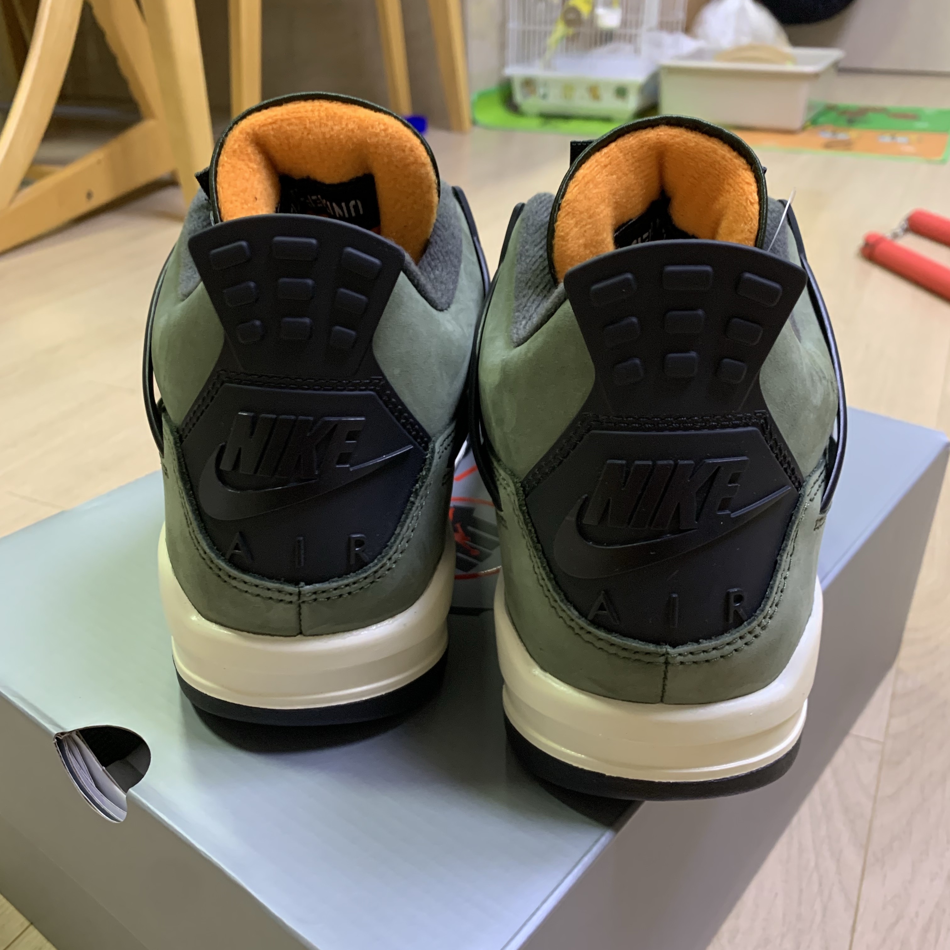 Jordan 4 x Undefeated Retro OG SP Deep Green and Clementine 착용 스타일 - 4