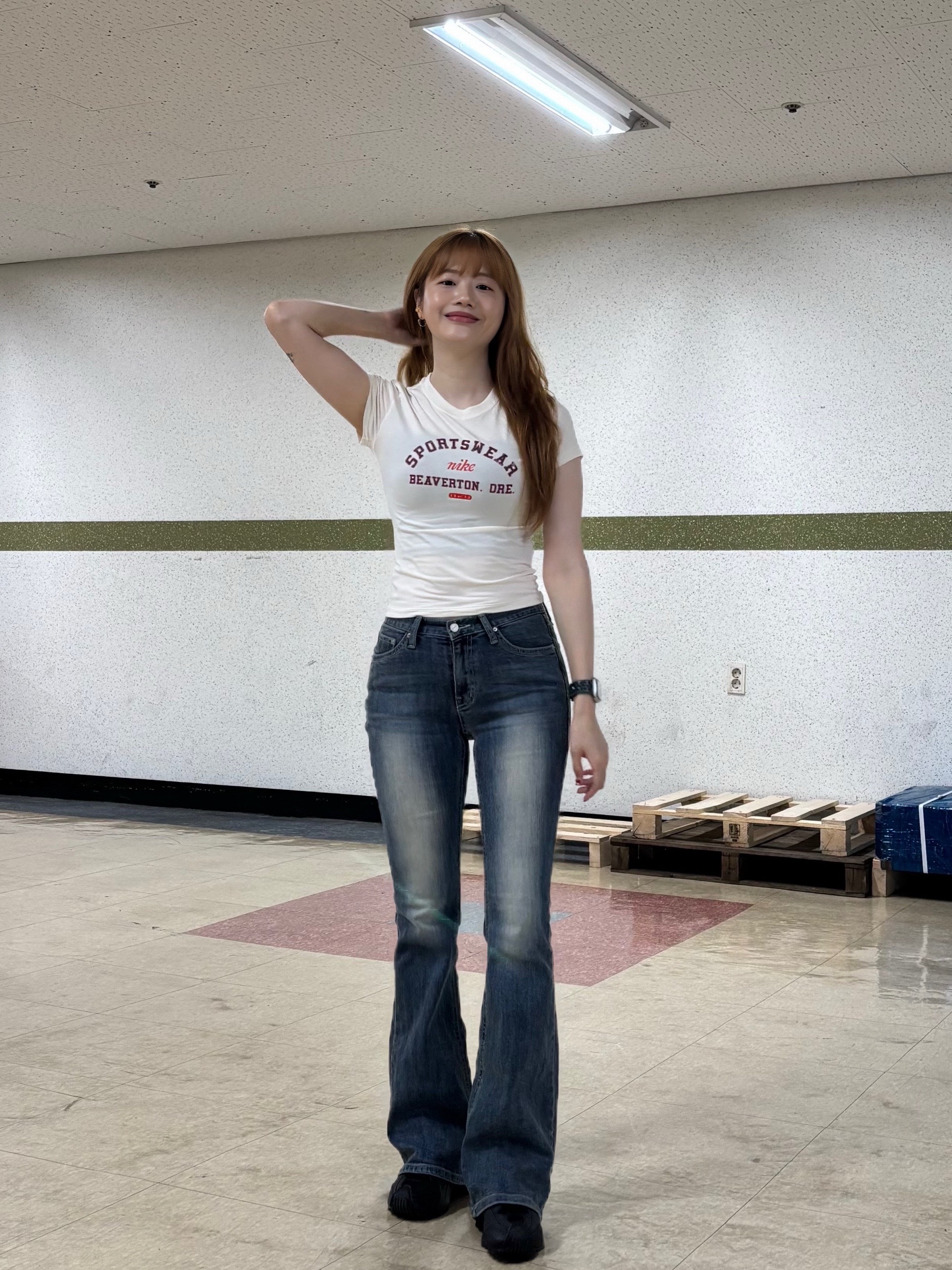 (W) Nike Shox R4 Black, (W) Nike NSW Phoenix Slim Graphic T-Shirt Pale Ivory - Asia 착용 스타일 - 5