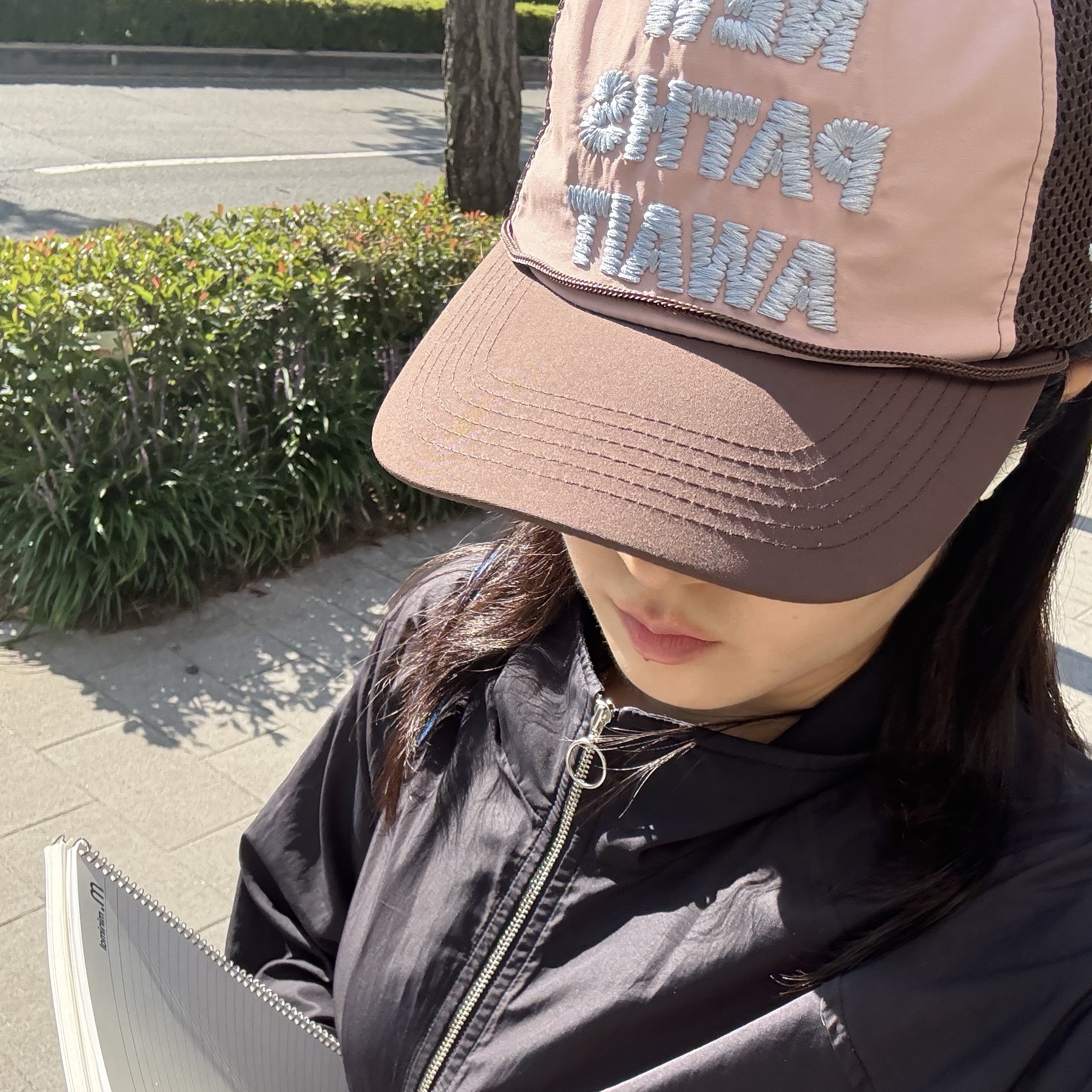 Alex Zono x Woodz New Paths Await Trucker Hat Beige 착용 스타일