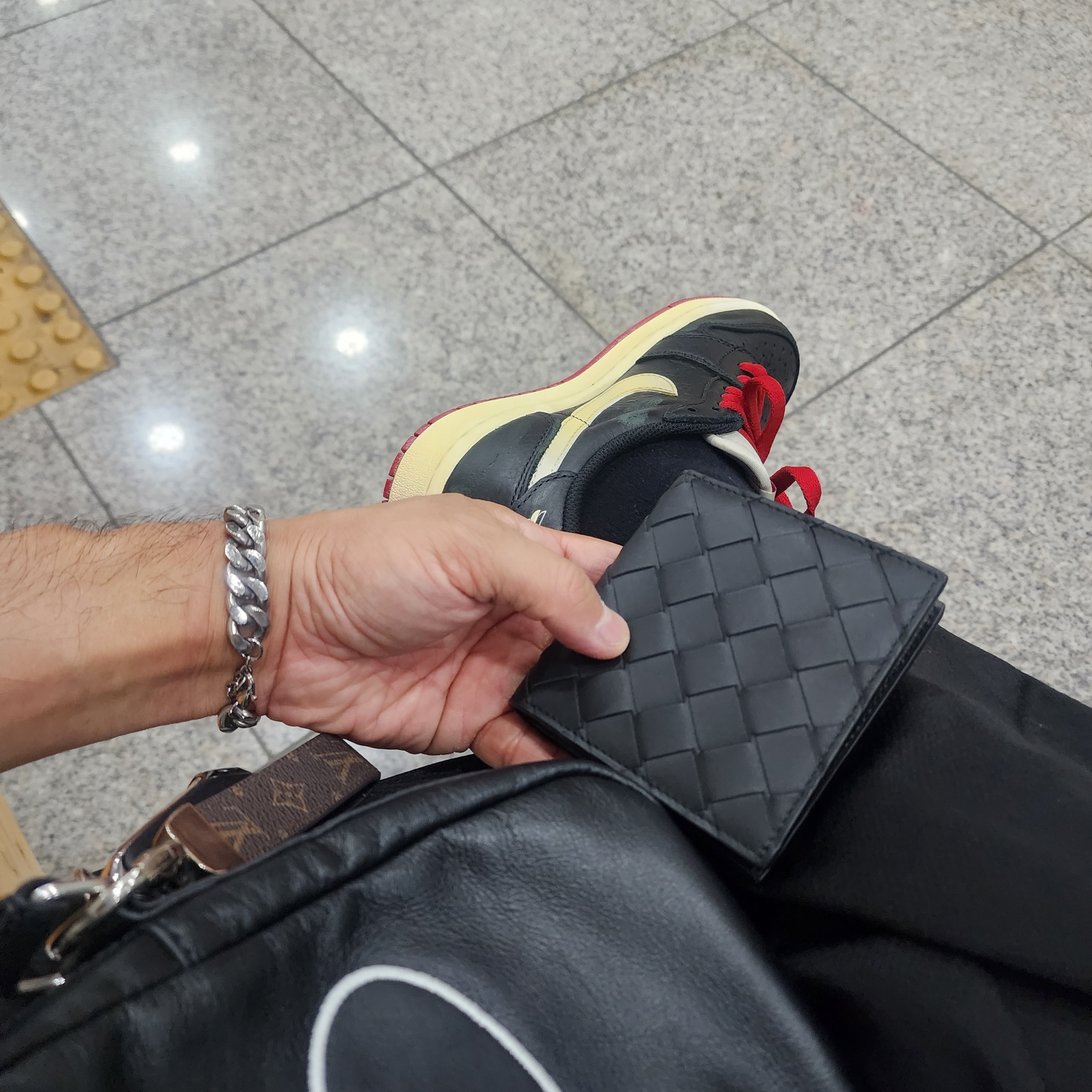 Bottega Veneta Slim Bi-Fold Wallet Black, Jordan 1 x Nigel Sylvester Retro Low OG Better With Time 착용 스타일