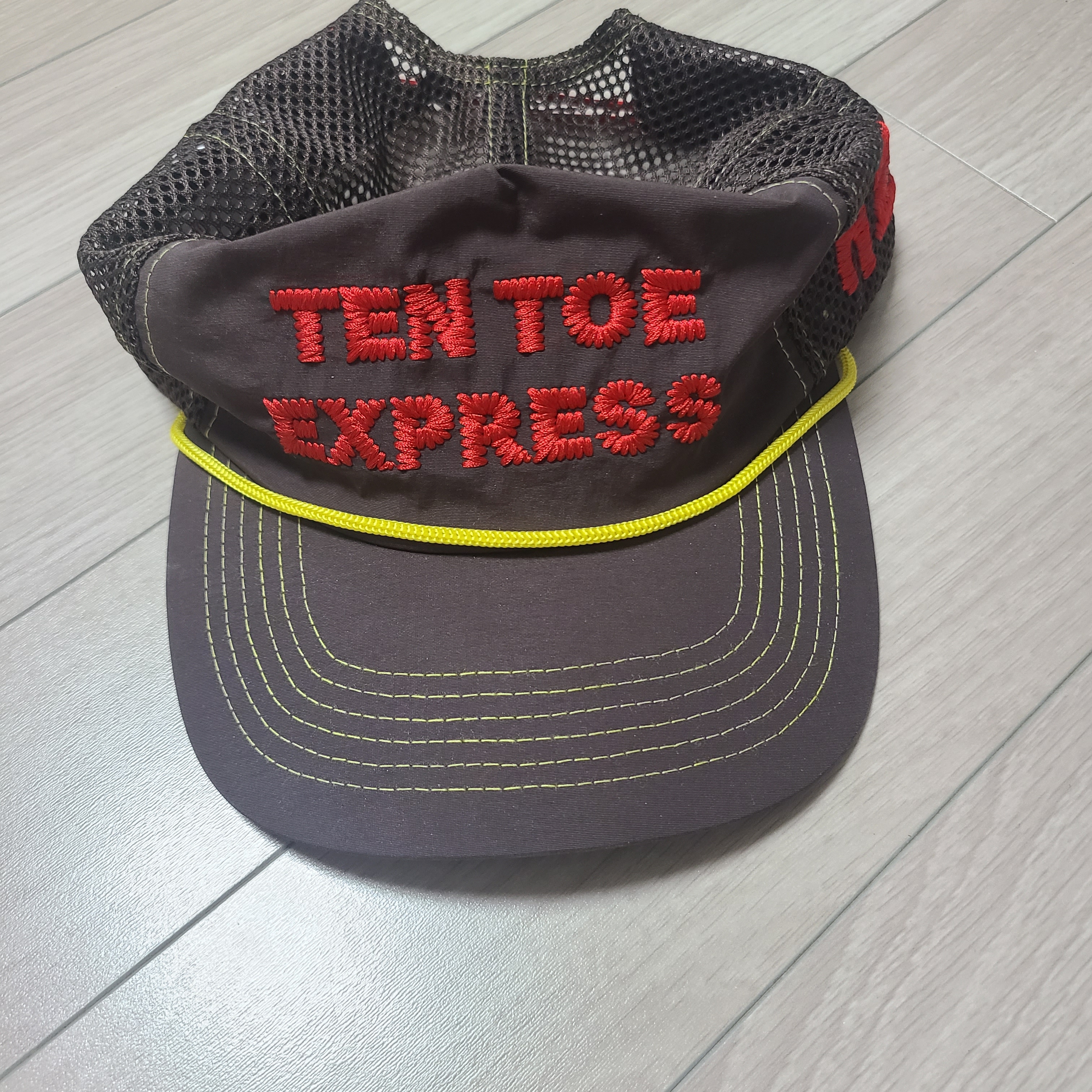 Alex Zono Ten Toe Express Trucker Hat Brown 착용 스타일