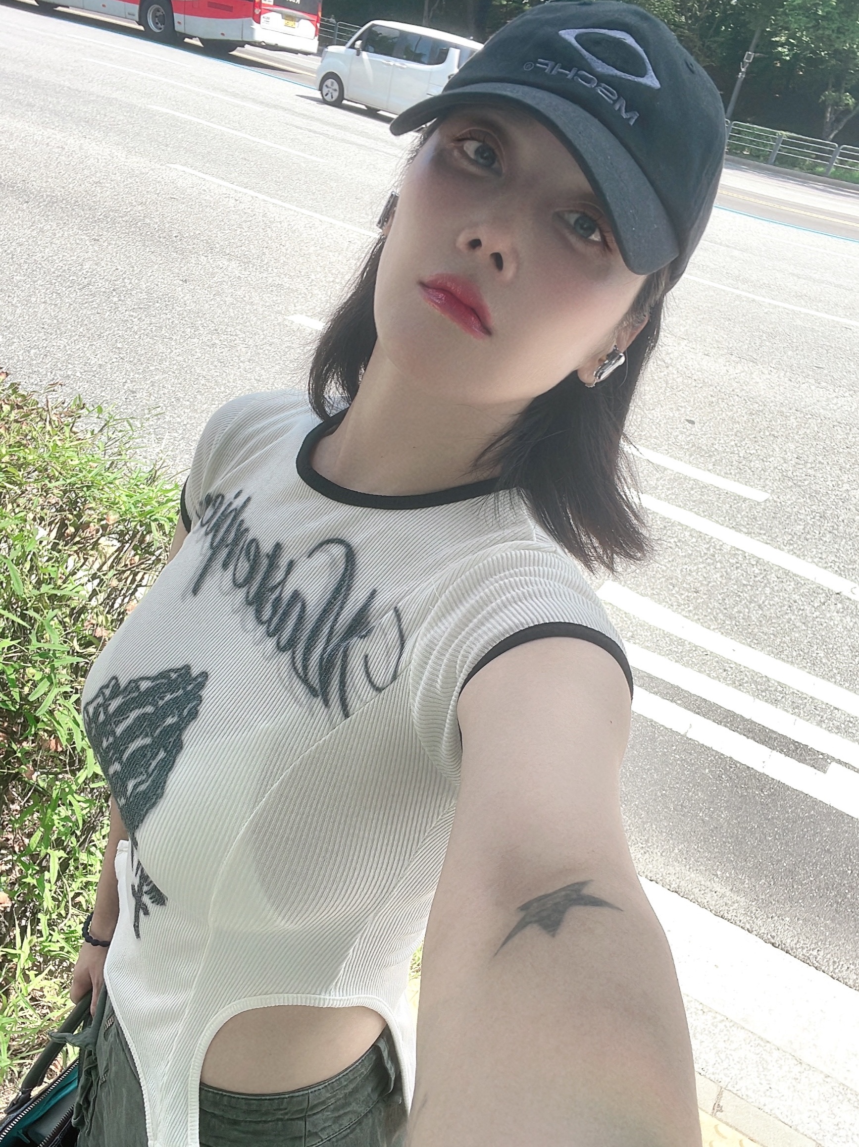 (W) Nike Air Max Muse Black and Metallic Silver, Mischief Rhombus Cotton Ball Cap Charcoal 착용 스타일 - 2