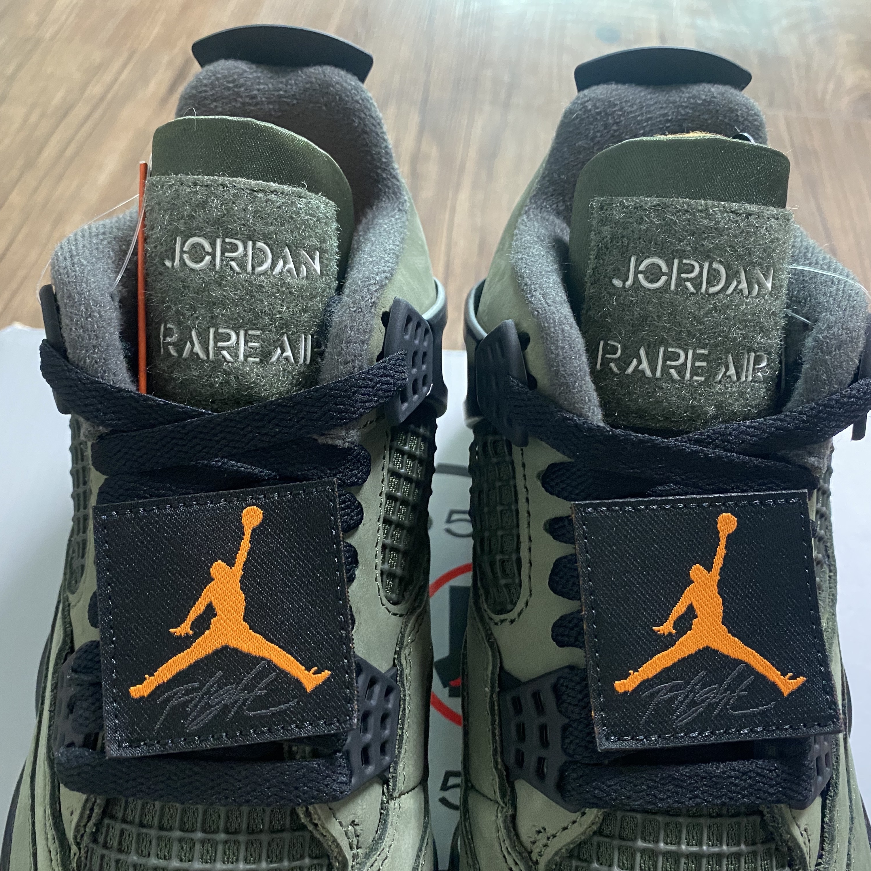 Jordan 4 x Undefeated Retro OG SP Deep Green and Clementine 착용 스타일 - 1