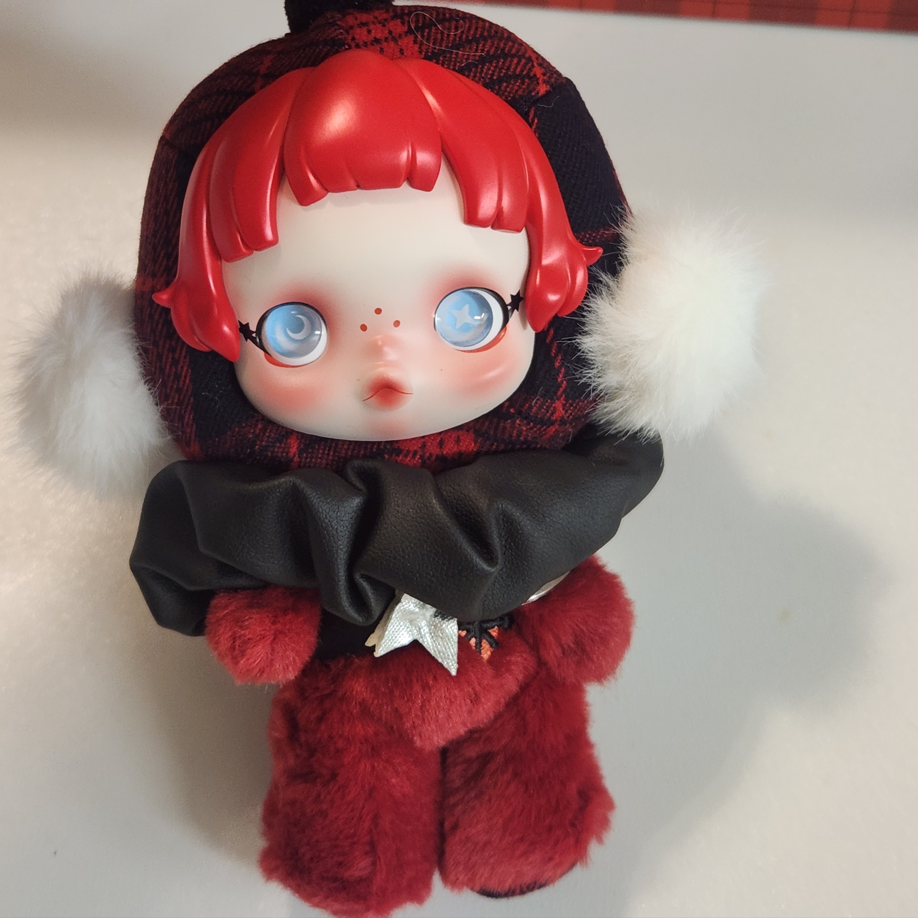 Pop Mart Skullpanda Winter Symphony Series Keyring Rock On (Opened Case) 착용 스타일 - 1