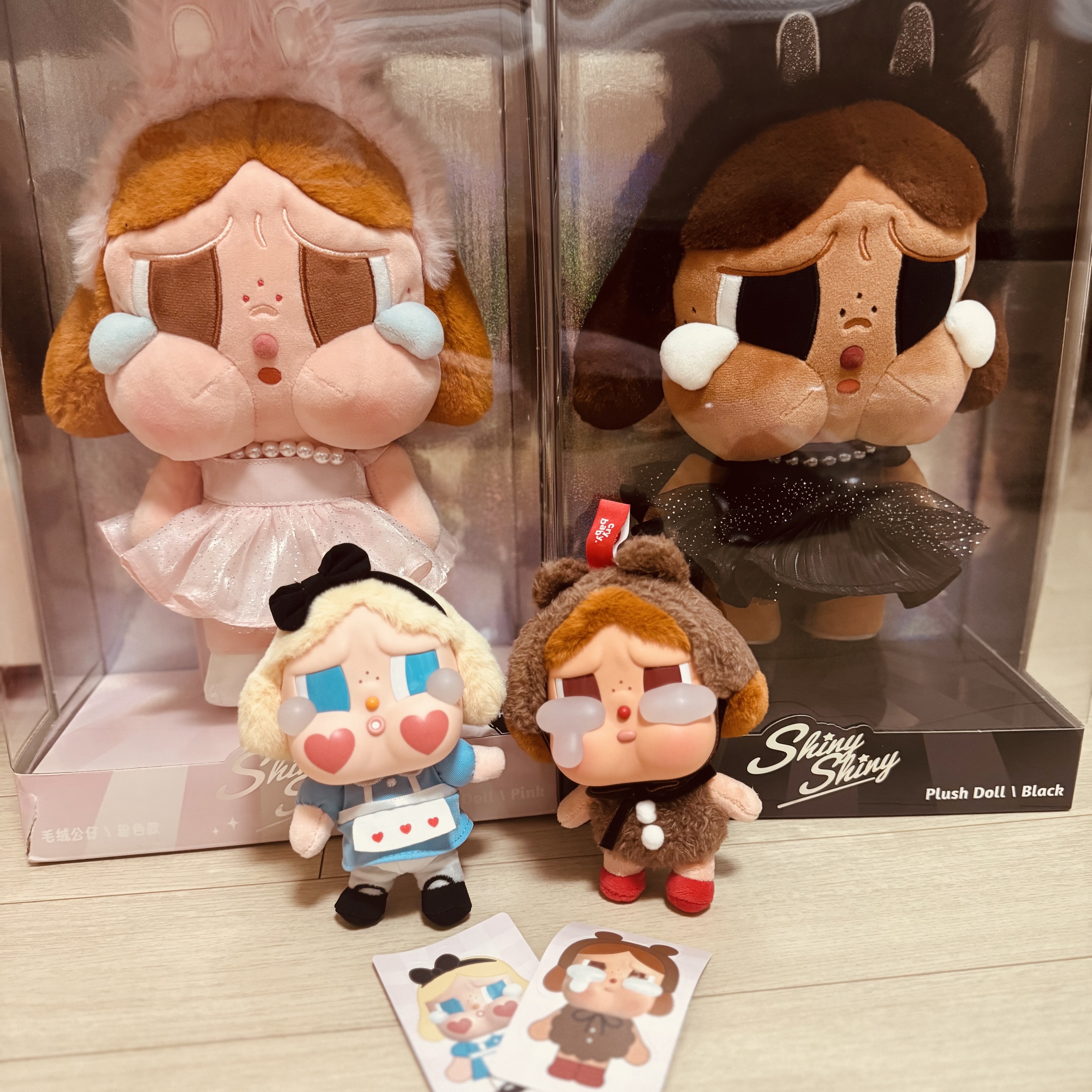Pop Mart Crybaby Shiny Shiny Series Plush Doll Black, Pop Mart Crybaby Crying Again Series Plush Keyring She's Alice (Opened Case) 착용 스타일