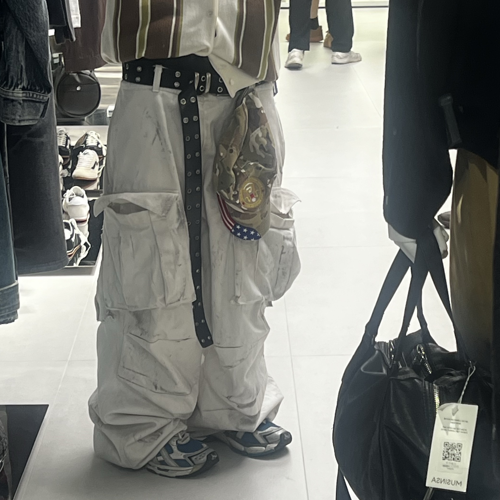 Awende Dirty Washing Jeans Blue, Kamien x MJD Double Hole Belt Black Shearling Calfskin 착용 스타일 - 2