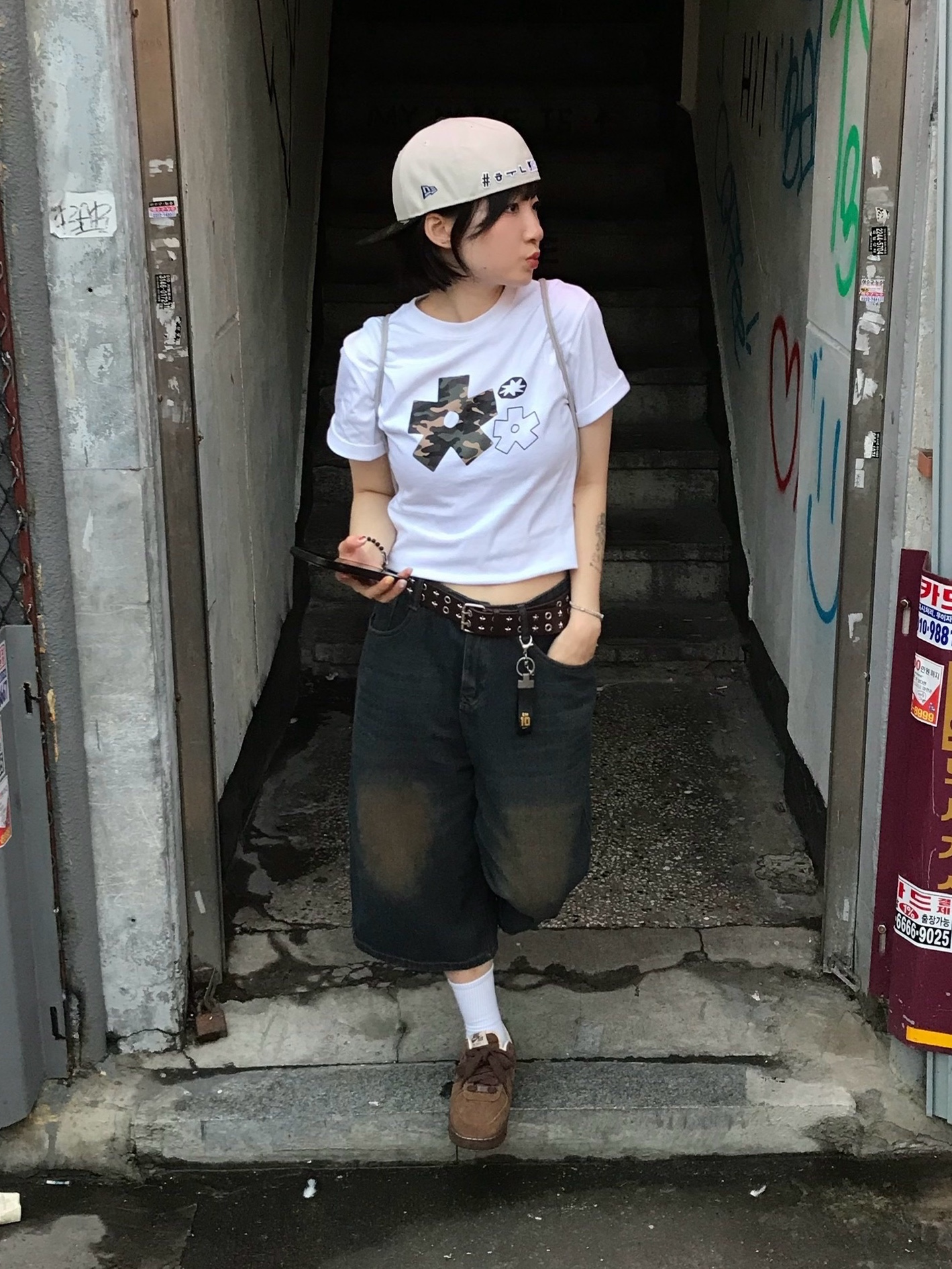SLOW RECORD HOUSE Camo Bloom Star T-Shirt White 착용 스타일 - 1