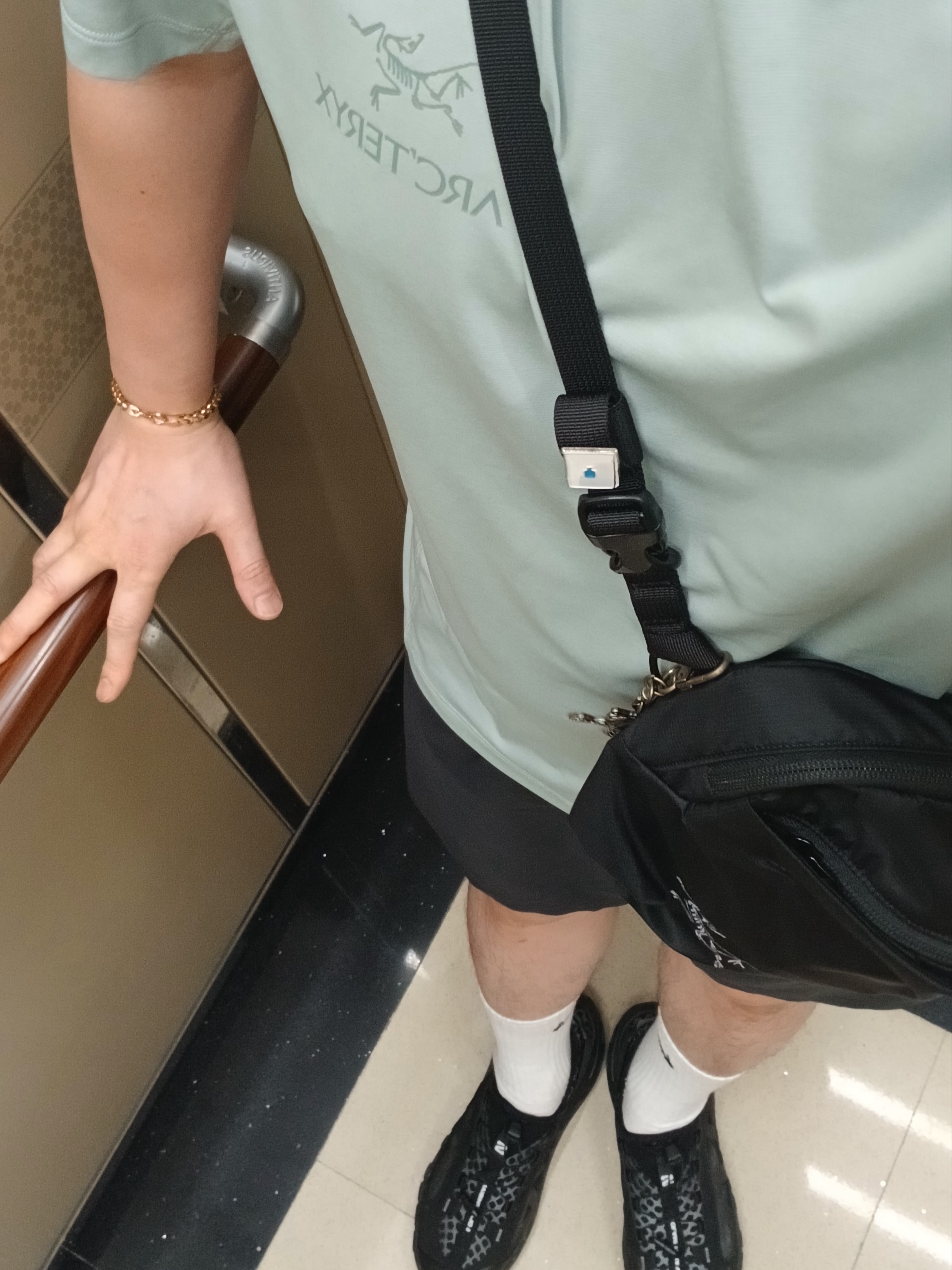Arc'teryx Motus Arcword Crew SS T-Shirt Stone Green Heather, Arc'teryx Heliad 6 Crossbody Bag Black 착용 스타일 - 2
