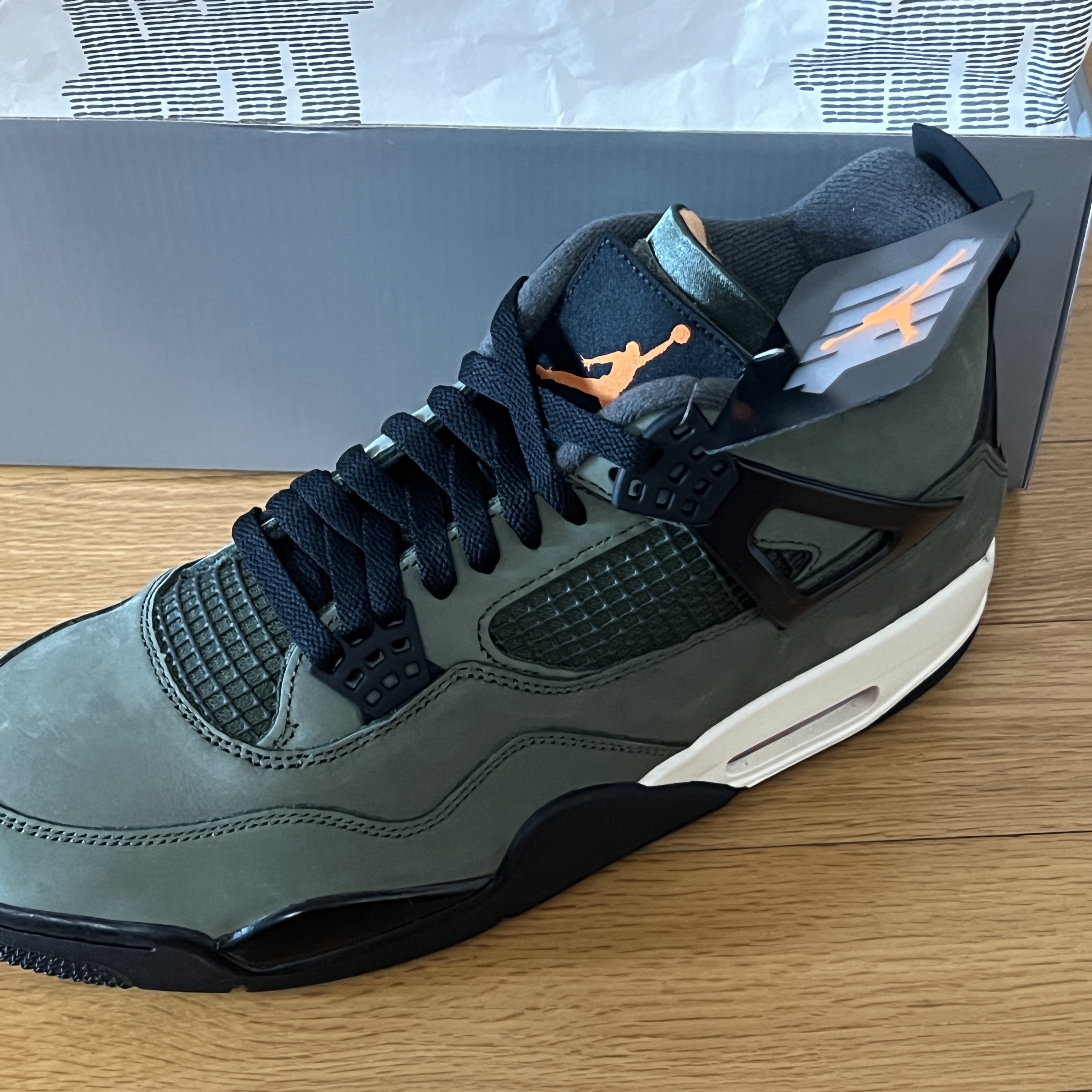Jordan 4 x Undefeated Retro OG SP Deep Green and Clementine 착용 스타일 - 2