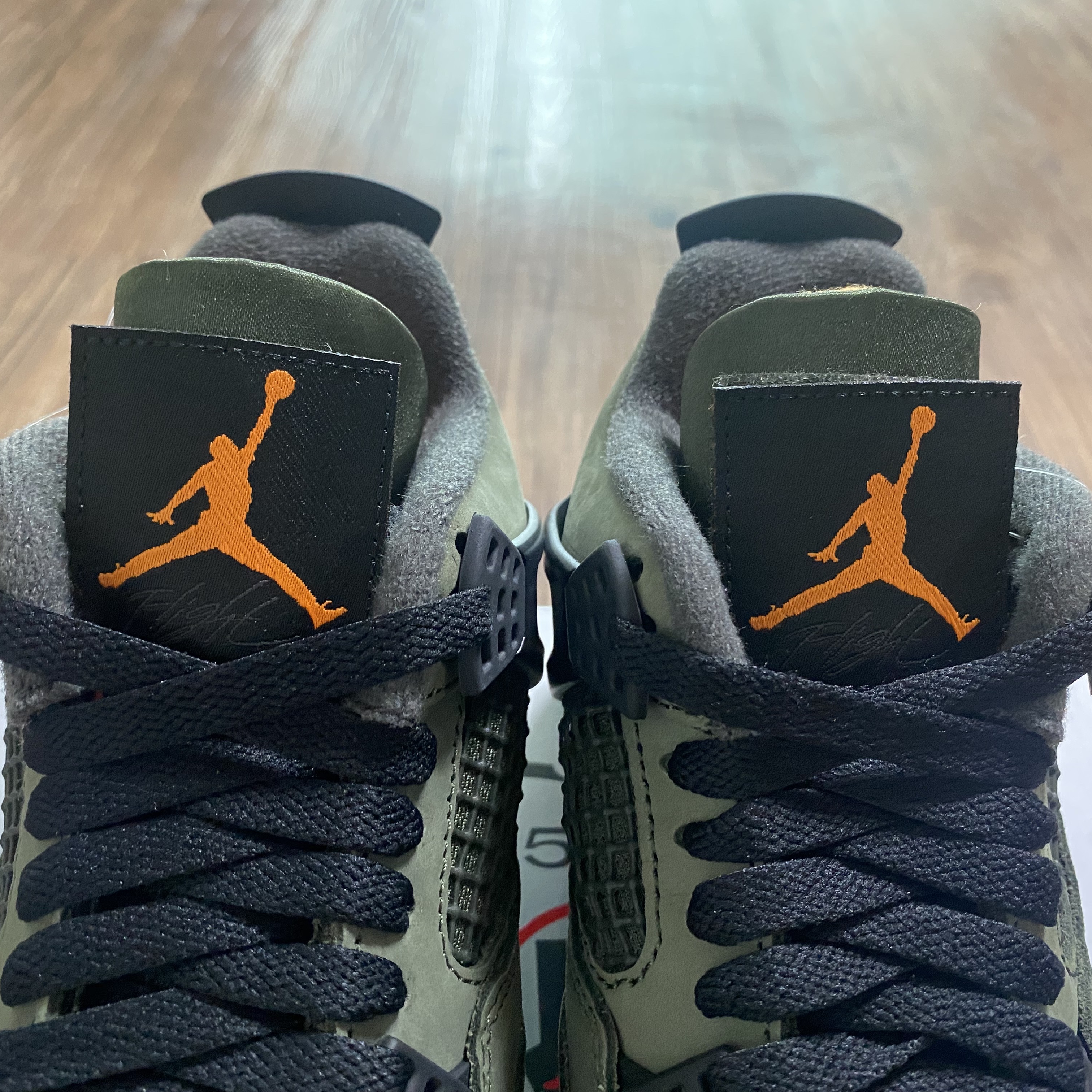 Jordan 4 x Undefeated Retro OG SP Deep Green and Clementine 착용 스타일 - 8