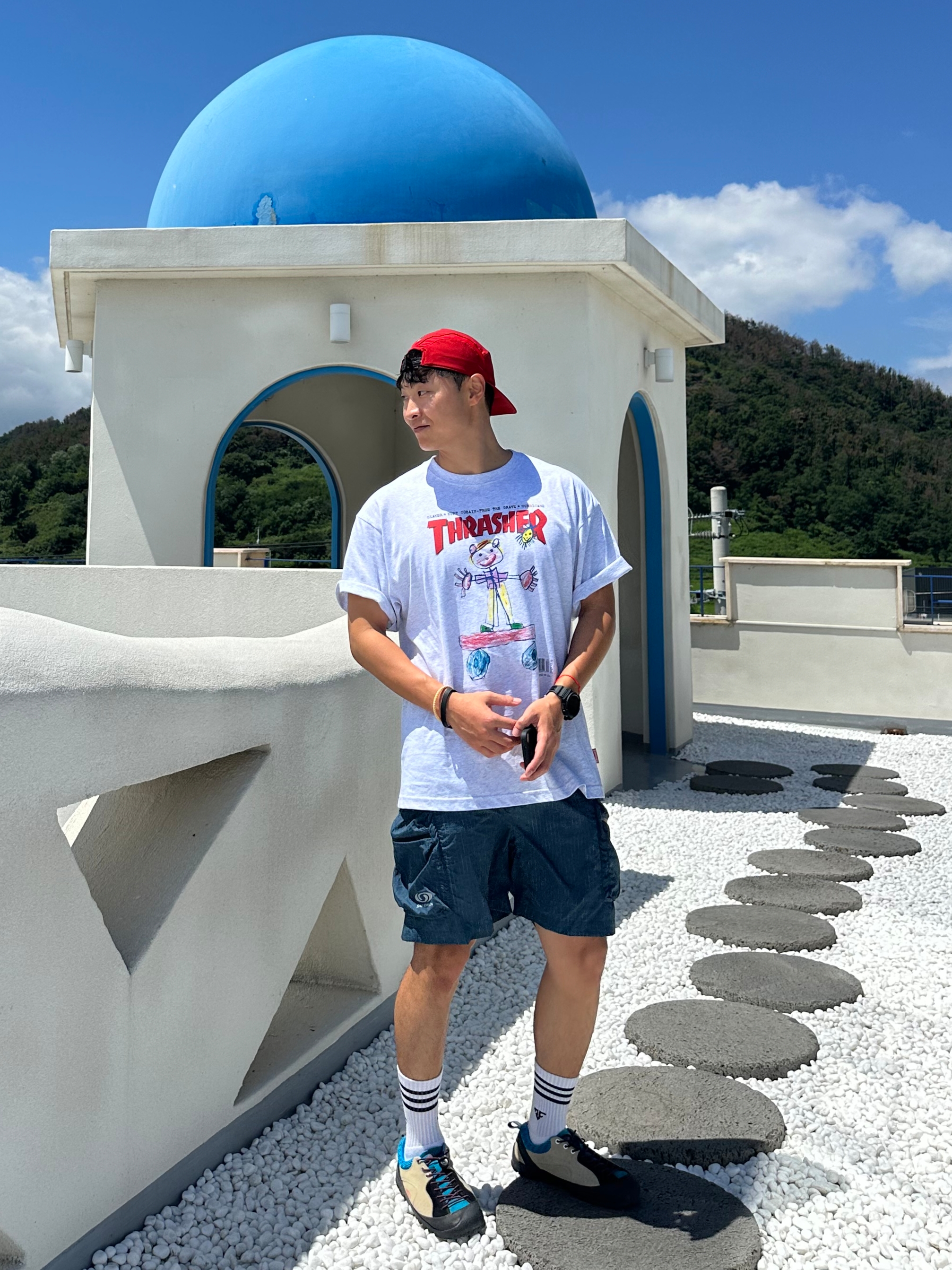 Salomon Pinnacle 6 Inch Cargo Shorts Bright Charcoal, THRASHER Kids Sketch Short Sleeve T-Shirt Light Gray 착용 스타일 - 2