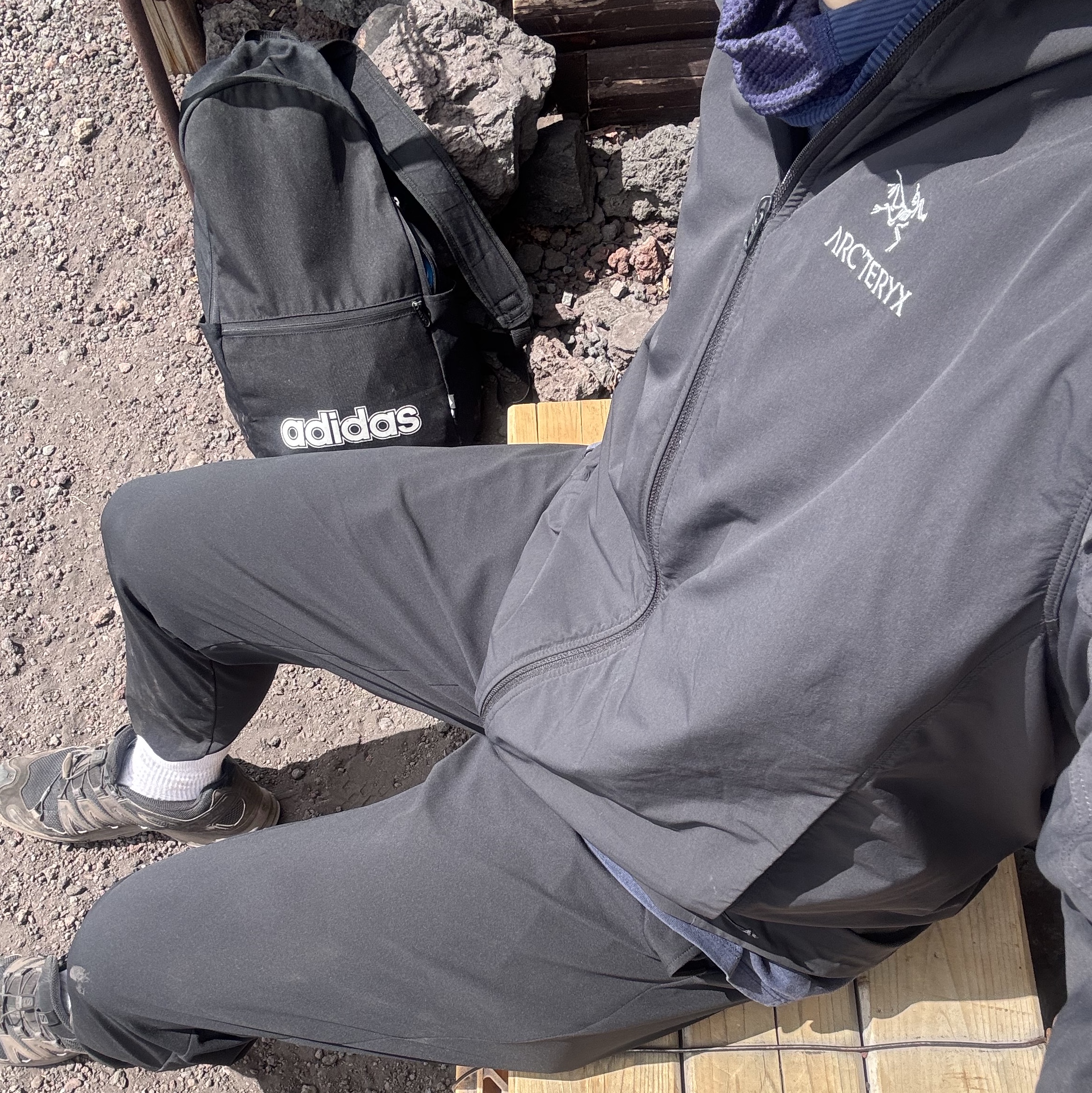 Arc'teryx Beta LT Jacket Black, Salomon XA Pro 3D Black Magnet 착용 스타일 - 5