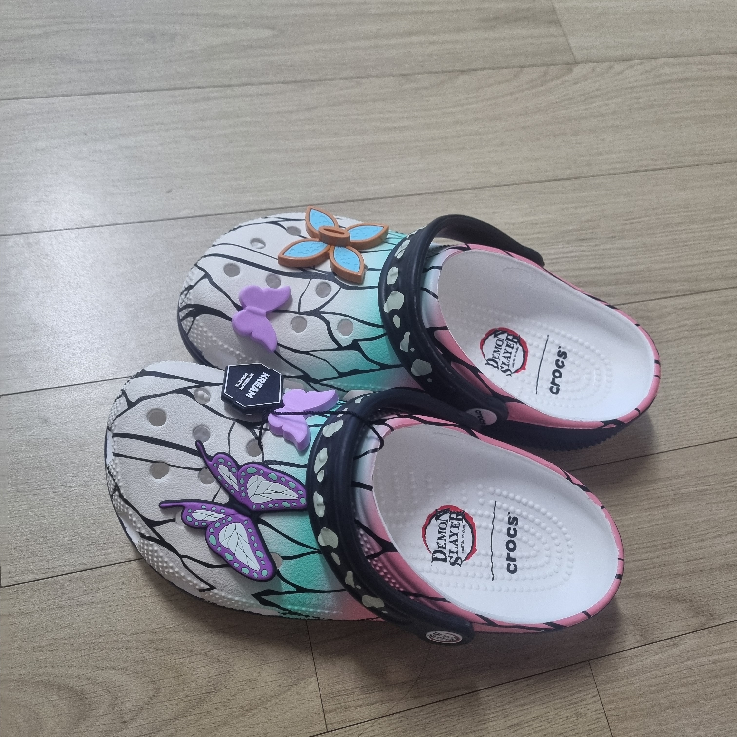 Crocs x Demon Slayer Shinobu Classic Clog Multi 착용 스타일