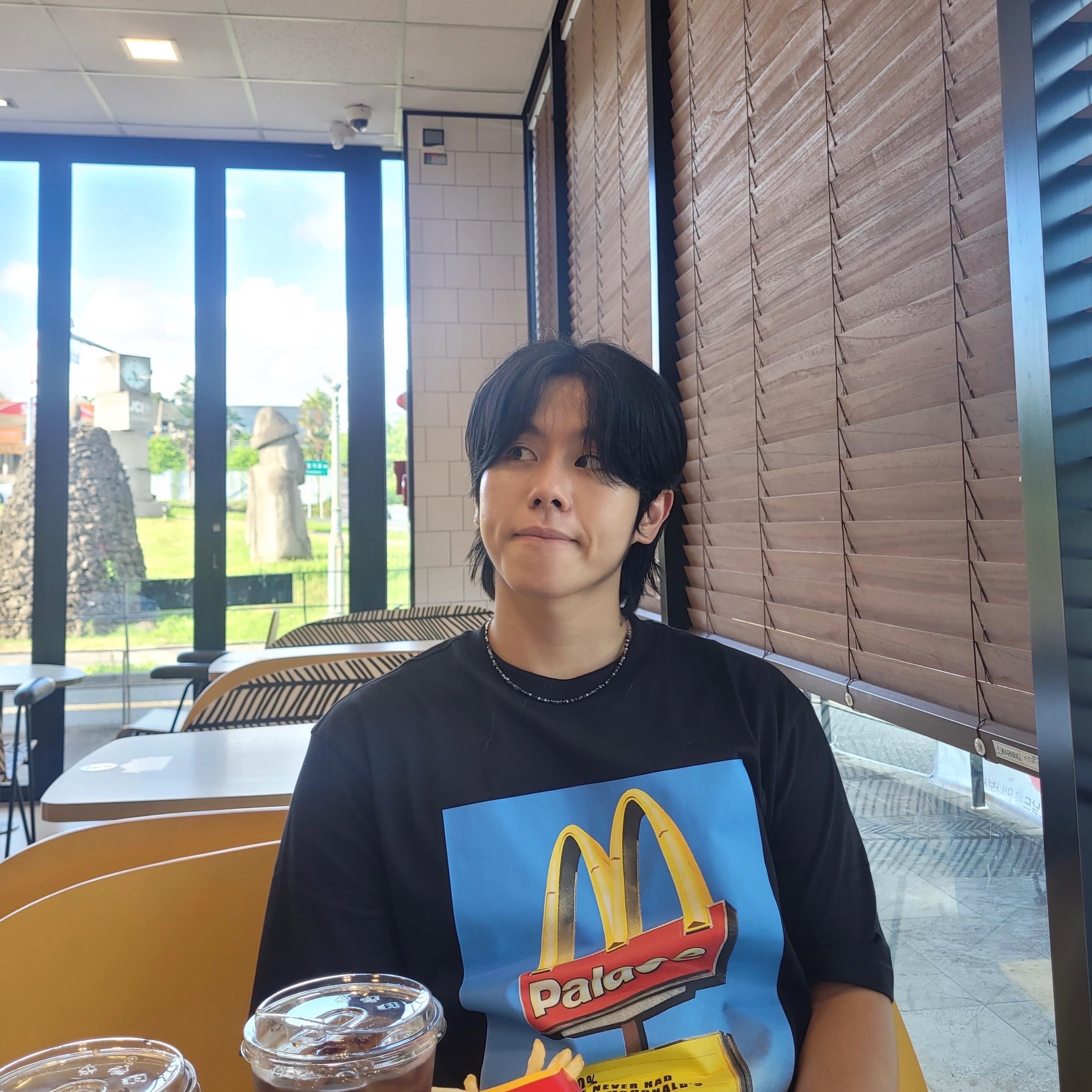 Palace x McDonald's Sign T-Shirt Black - 23FW 착용 스타일 - 1