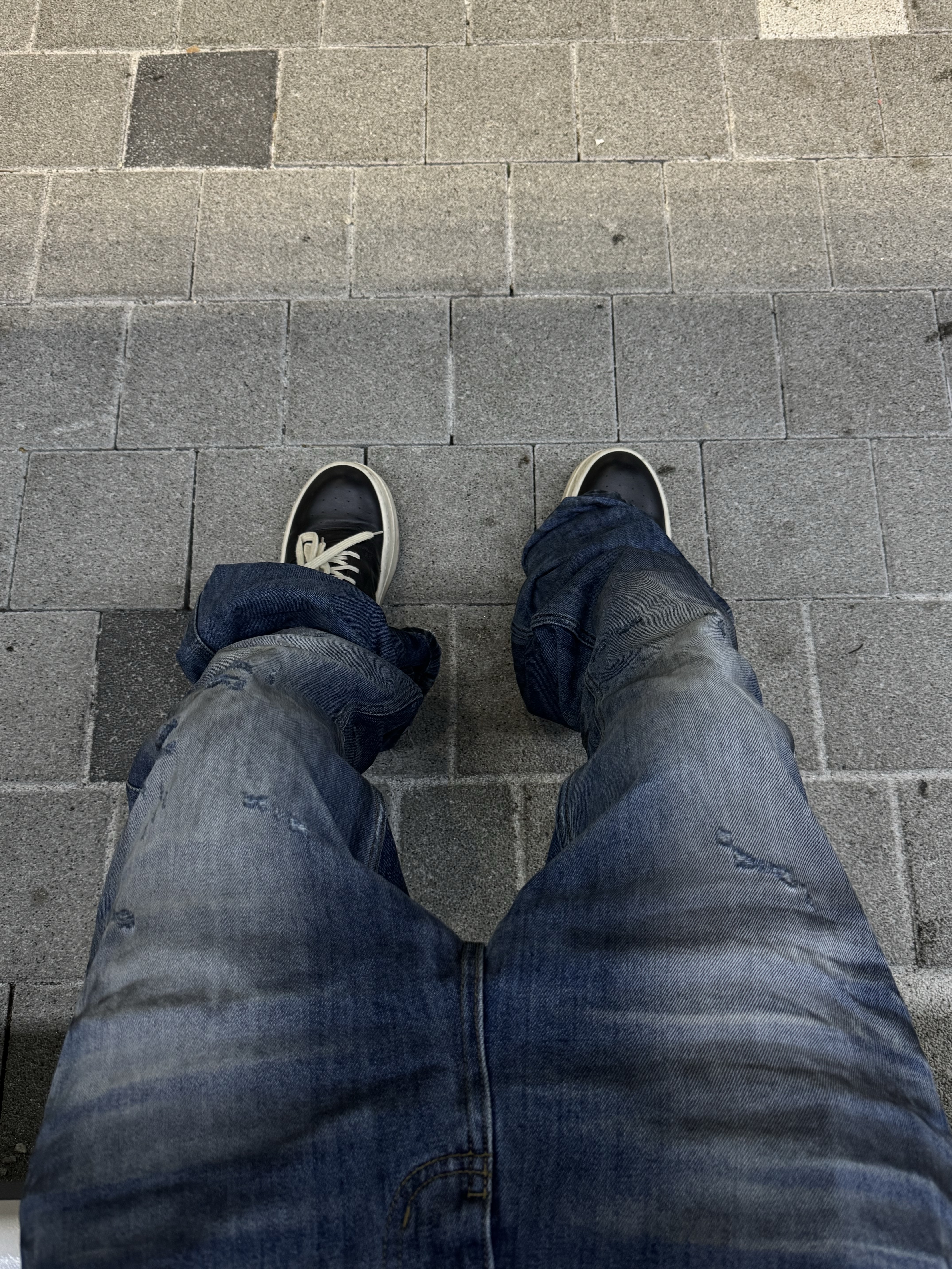 Rick Owens Hollywood Mega Bumper Geobasket in Full Grain Calf Leather Black Milk 착용 스타일