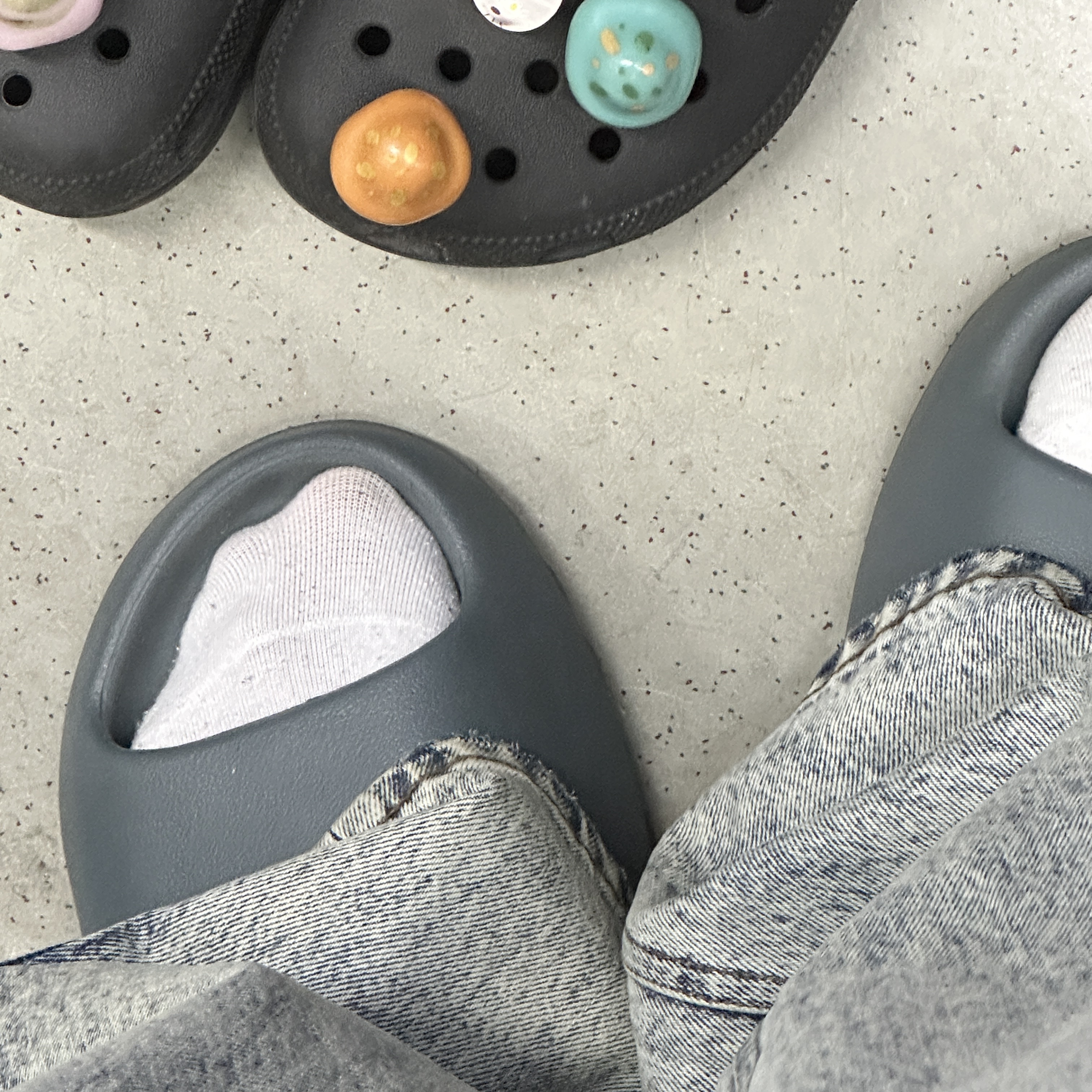 Adidas Yeezy Slide Slate Marine 착용 스타일