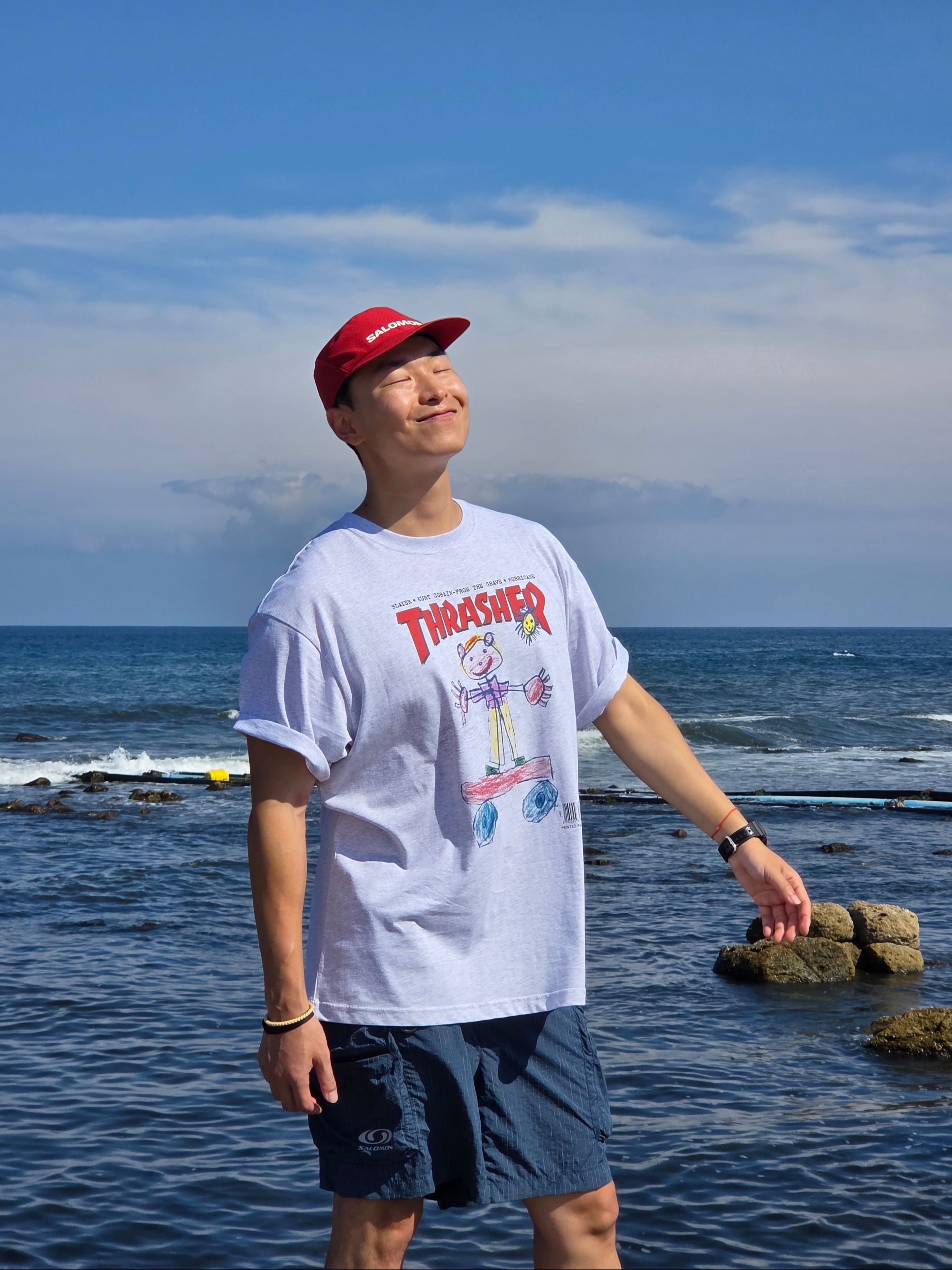 Salomon Pinnacle 6 Inch Cargo Shorts Bright Charcoal, THRASHER Kids Sketch Short Sleeve T-Shirt Light Gray 착용 스타일 - 3