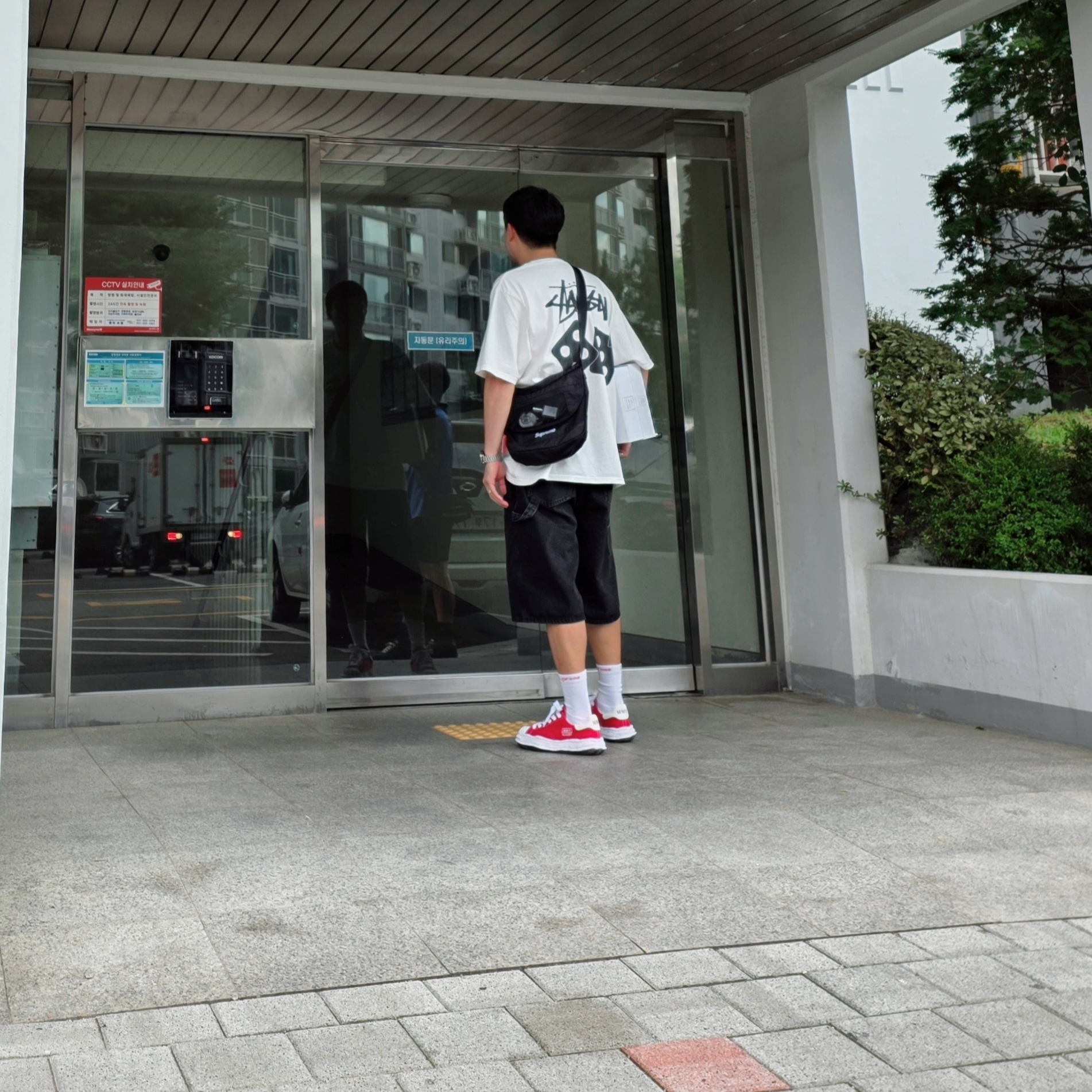 Maison Mihara Yasuhiro Blakey OG Sole Canvas Low-top Sneakers Orange, Supreme Small Messenger Bag Black - 22SS 착용 스타일 - 2