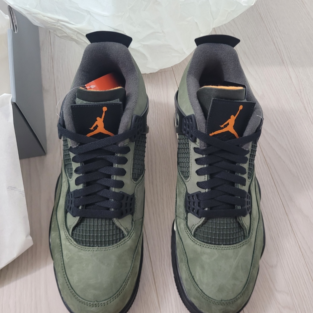 Jordan 4 x Undefeated Retro OG SP Deep Green and Clementine 착용 스타일