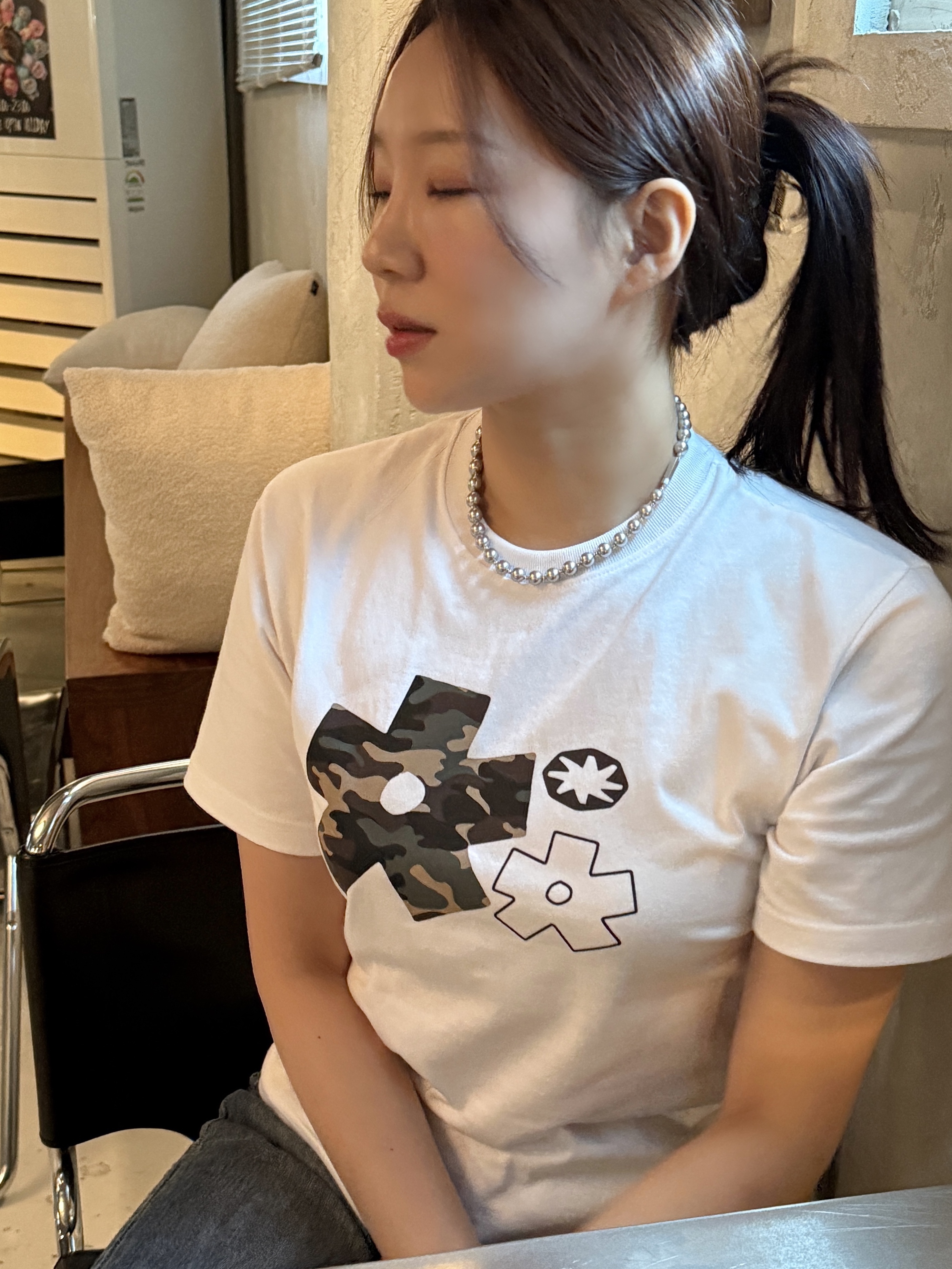 SLOW RECORD HOUSE Camo Bloom Star T-Shirt White 착용 스타일 - 2