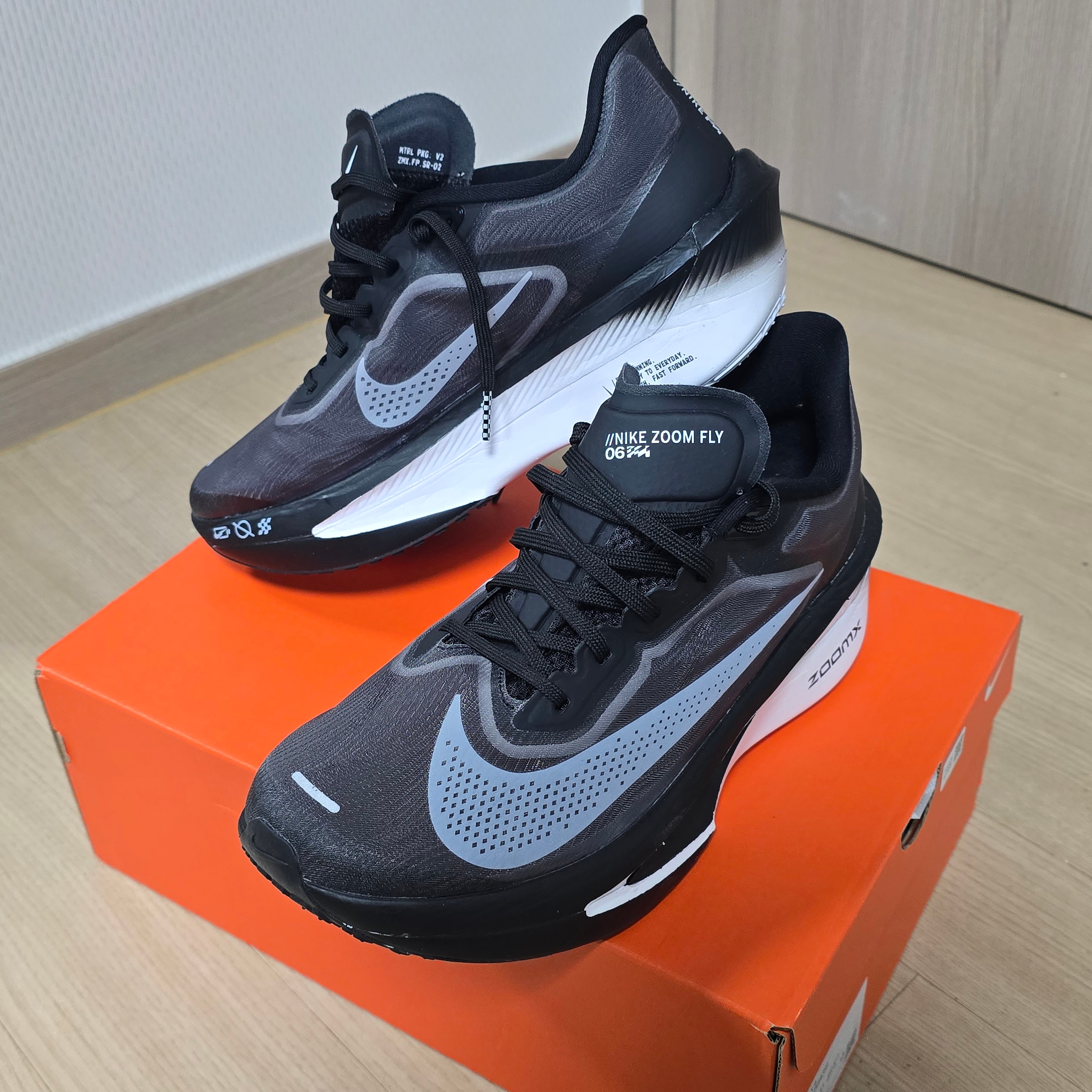 Nike Zoom Fly 6 Black Light Smoke Grey 착용 스타일 - 2