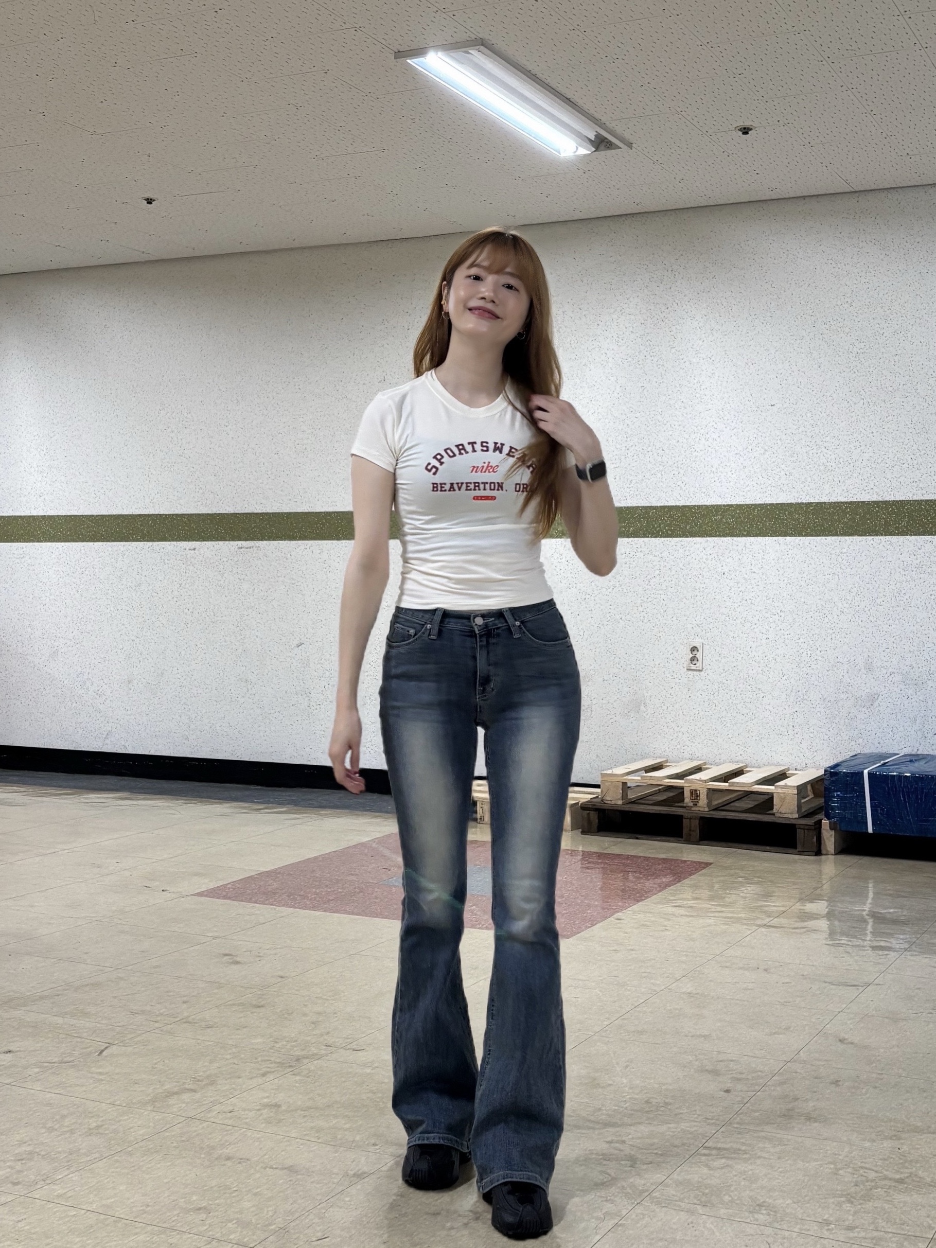 (W) Nike Shox R4 Black, (W) Nike NSW Phoenix Slim Graphic T-Shirt Pale Ivory - Asia 착용 스타일 - 3