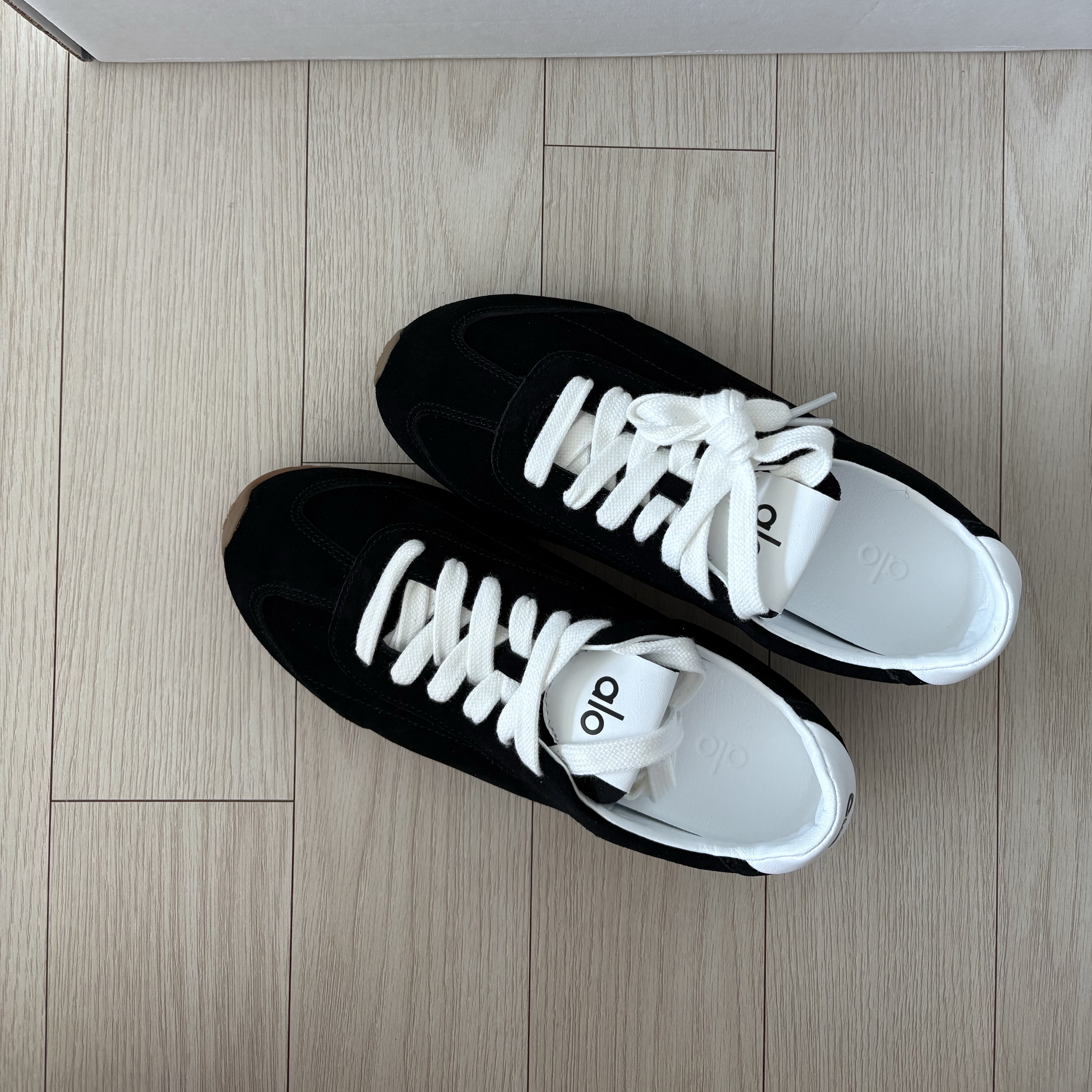 (W) Alo Yoga Sunset Sneaker Black 착용 스타일 - 1