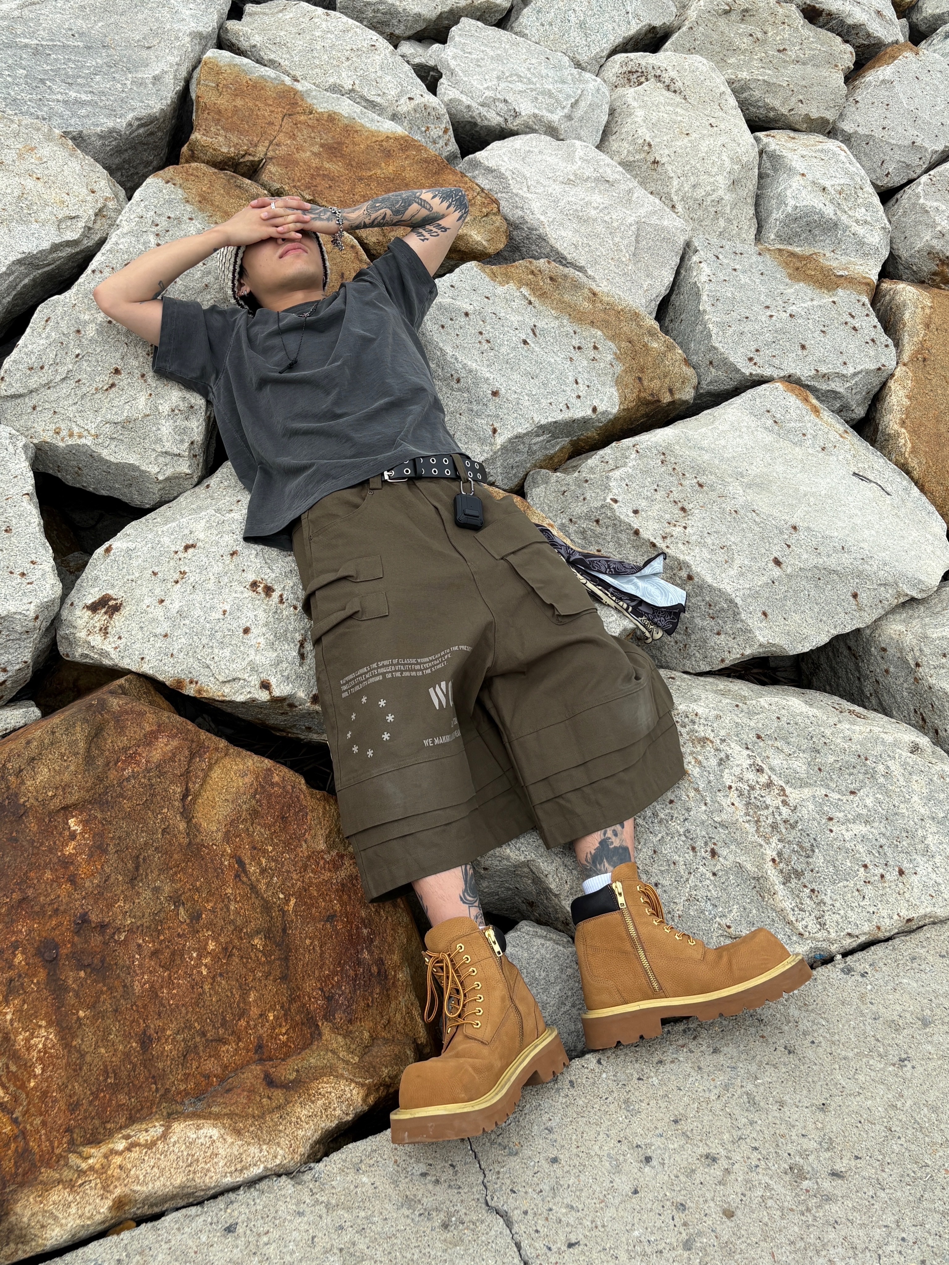 Wapworks Engineered Oxford Bermuda Khaki, Scudo Vintage Cube Drop Necklace 착용 스타일 - 2