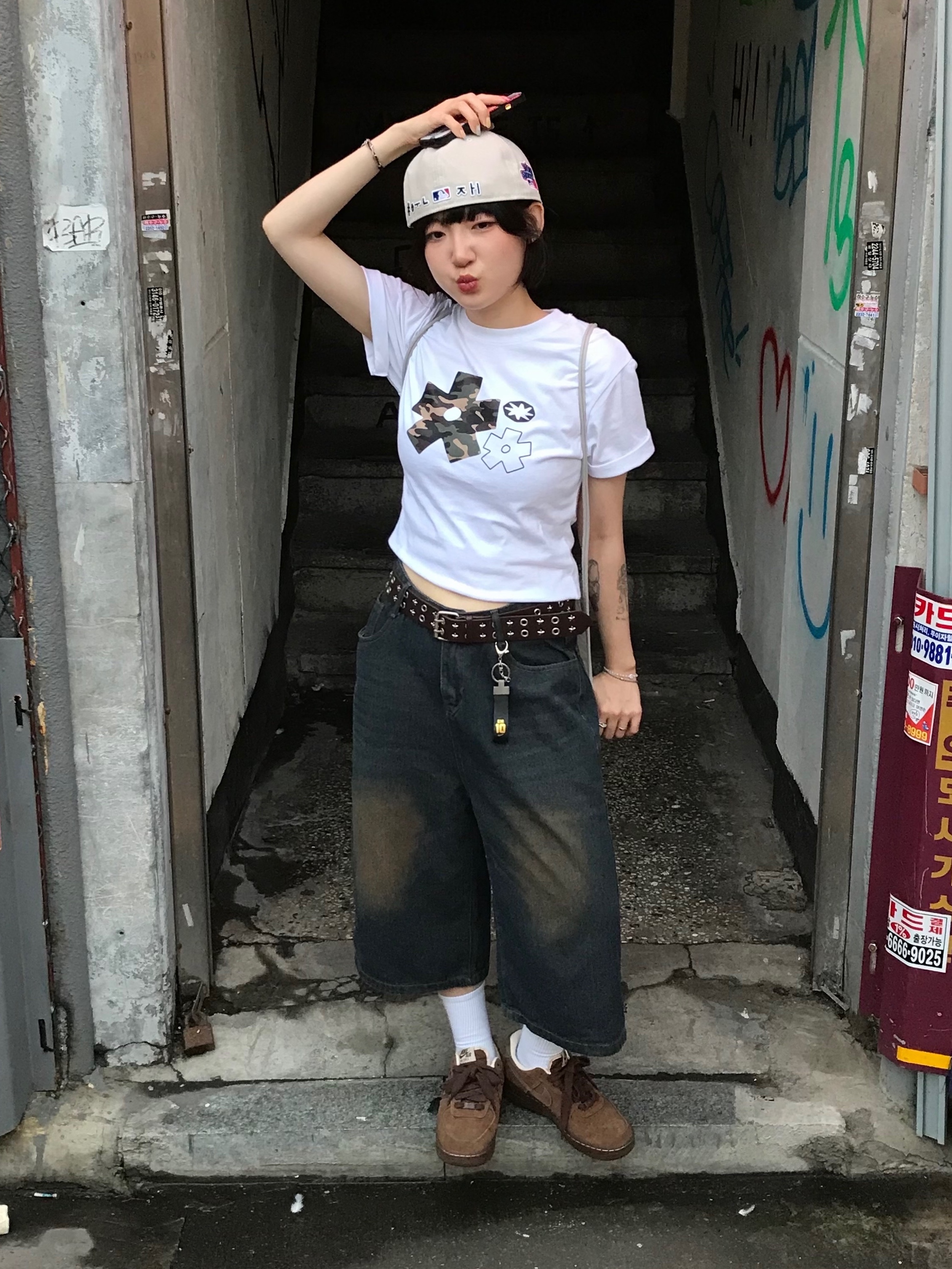 SLOW RECORD HOUSE Camo Bloom Star T-Shirt White 착용 스타일 - 2