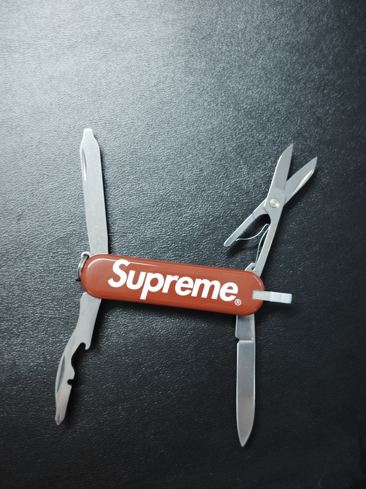 Supreme x Victorinox Pocket Knife Red - 25SS 착용 스타일 - 3