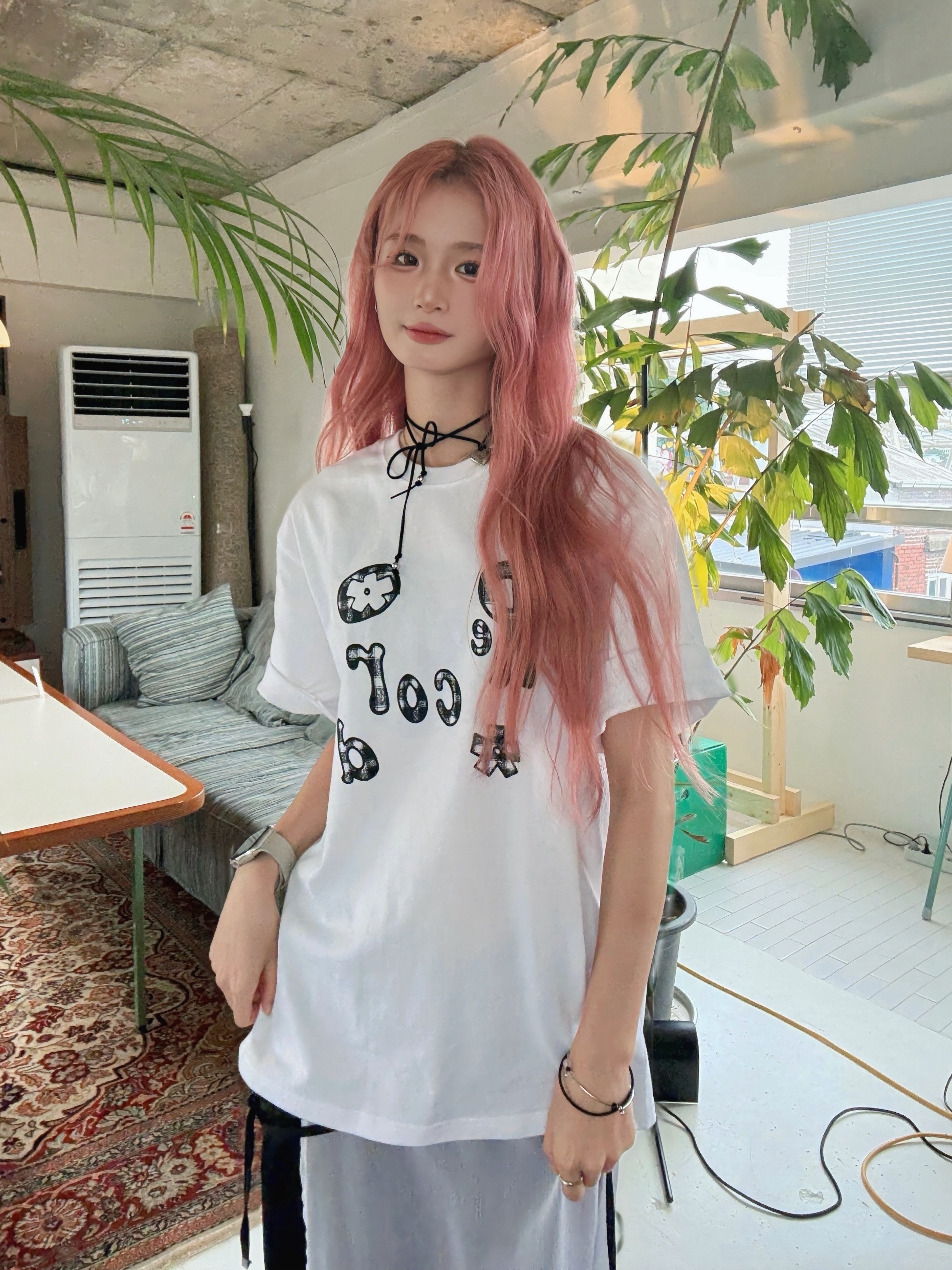 SLOW RECORD HOUSE Typo Play Record T-Shirt White 착용 스타일 - 3