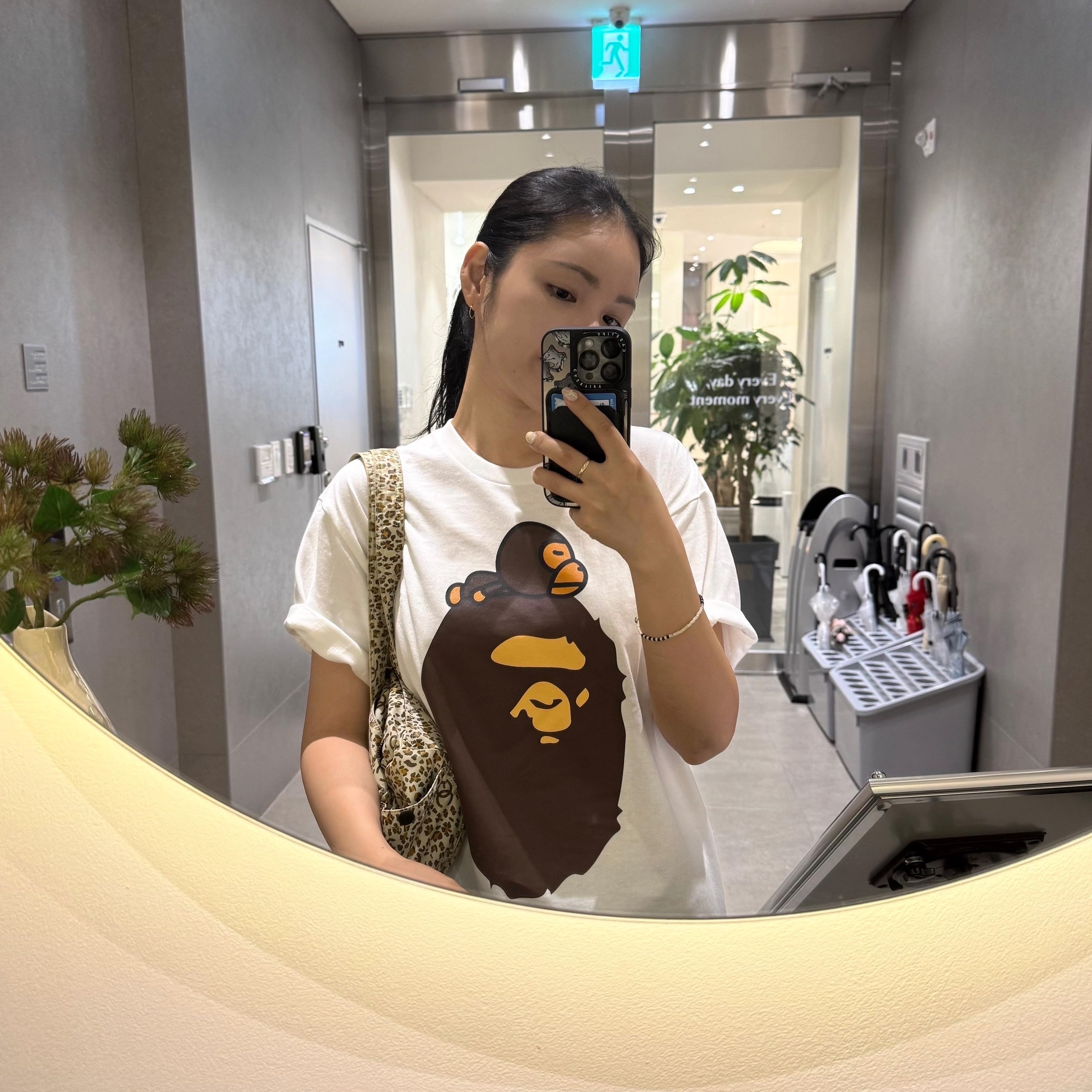 BAPE Milo On Big Ape T-Shirt White, Porter Tanker Duffle Bag L Iron Blue 착용 스타일 - 2
