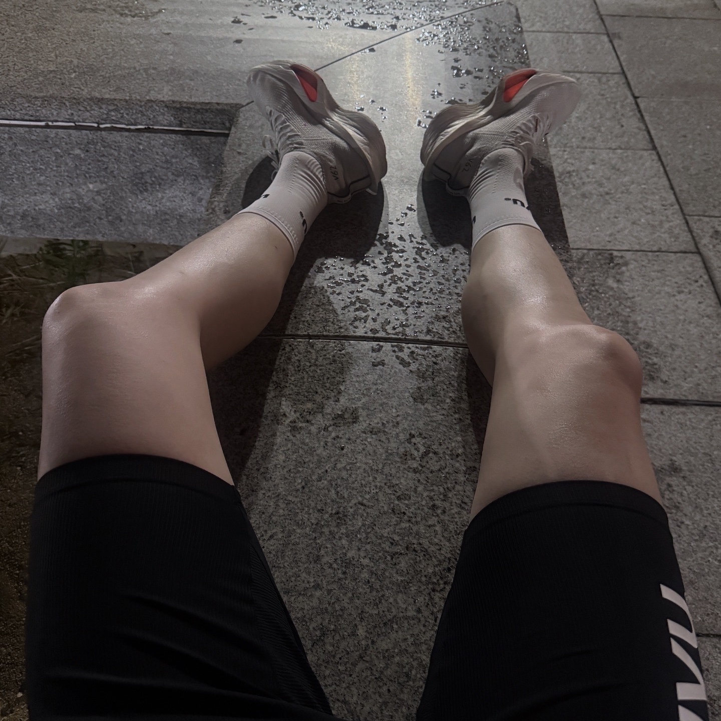 UVU Running Sock White, UVU Training Club T-Shirt Black Pink 착용 스타일 - 3