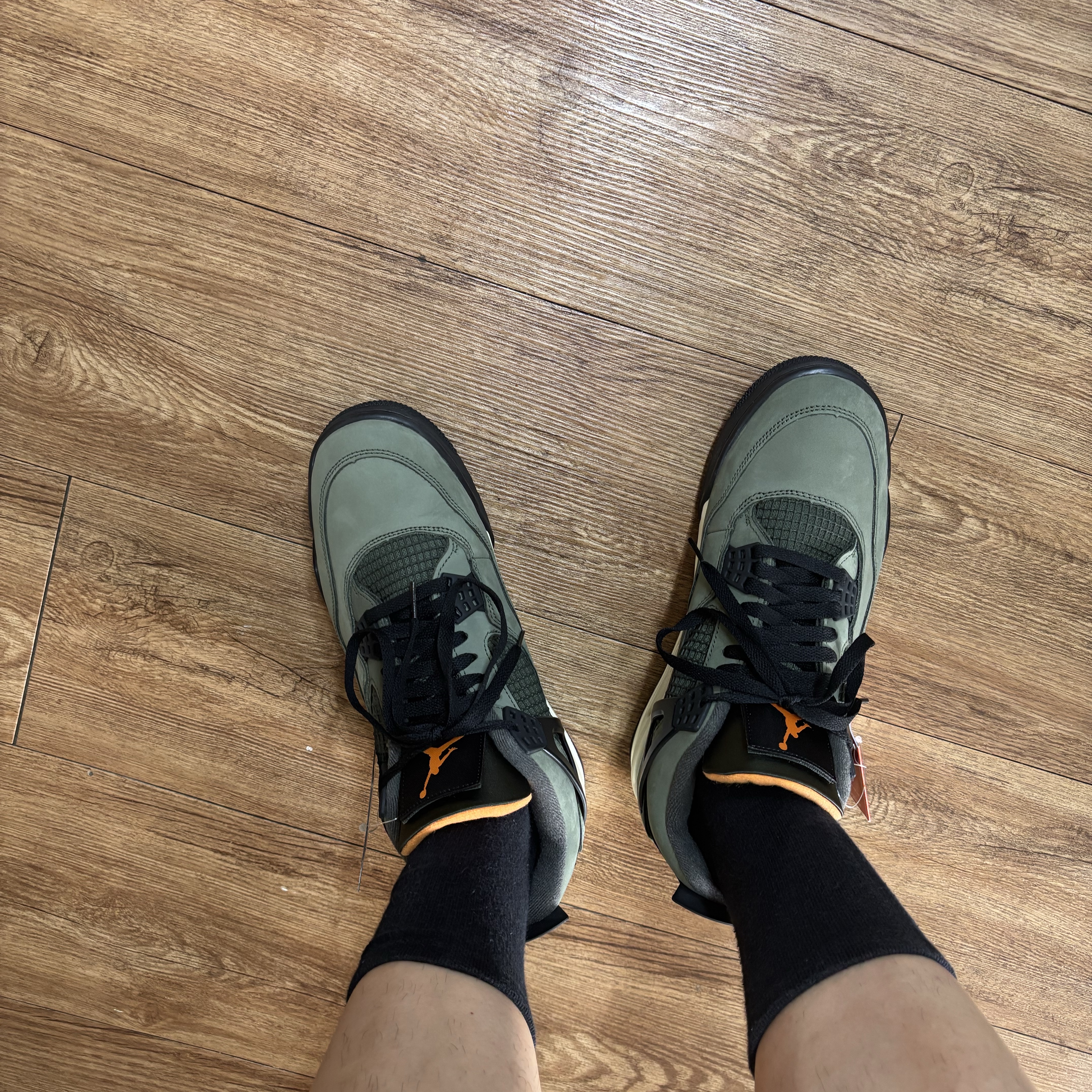 Jordan 4 x Undefeated Retro OG SP Deep Green and Clementine 착용 스타일 - 2