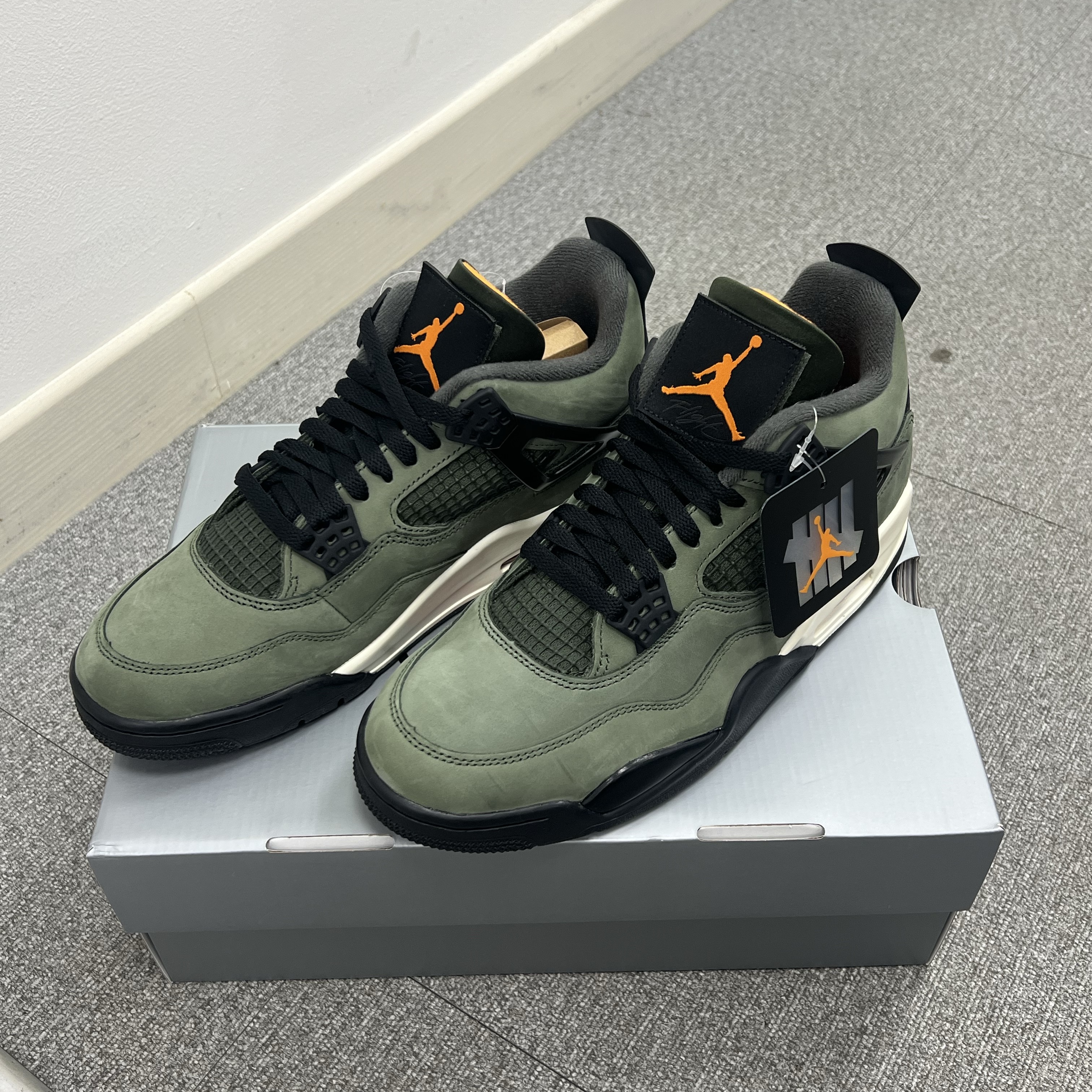 Jordan 4 x Undefeated Retro OG SP Deep Green and Clementine 착용 스타일