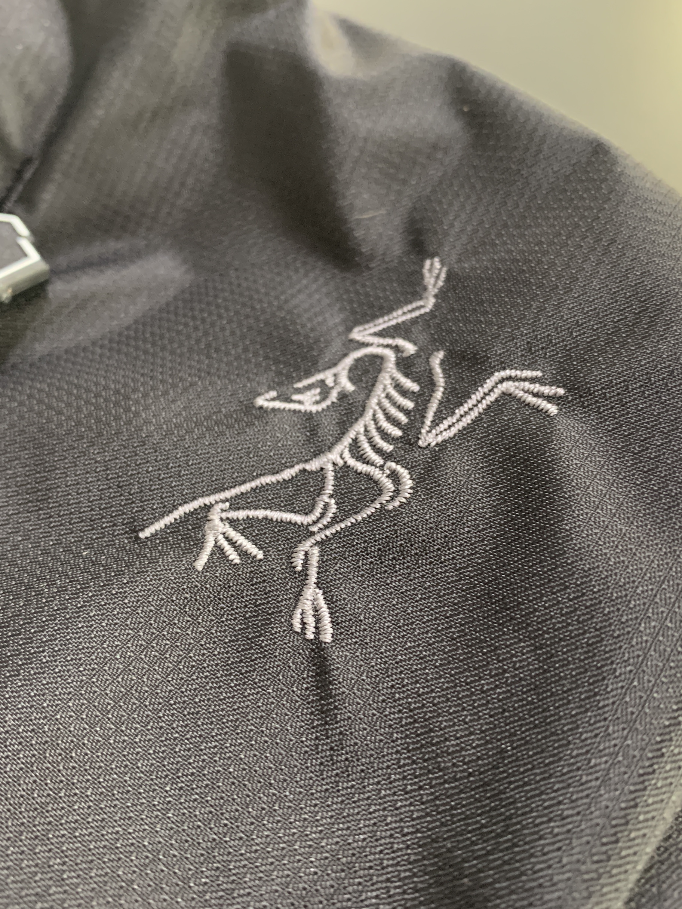 Arc'teryx Heliad 6 Crossbody Bag Black 착용 스타일 - 2