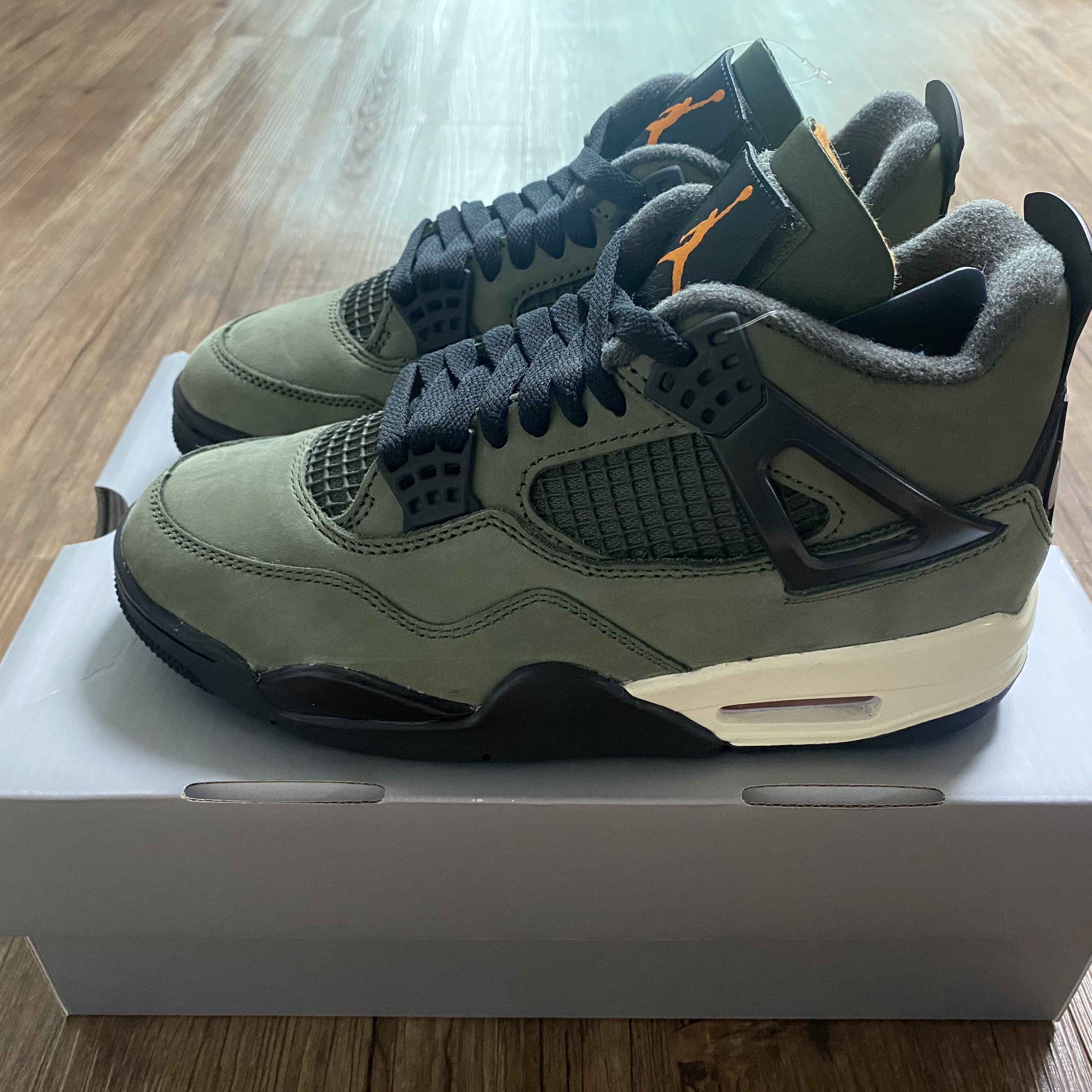 Jordan 4 x Undefeated Retro OG SP Deep Green and Clementine 착용 스타일 - 3