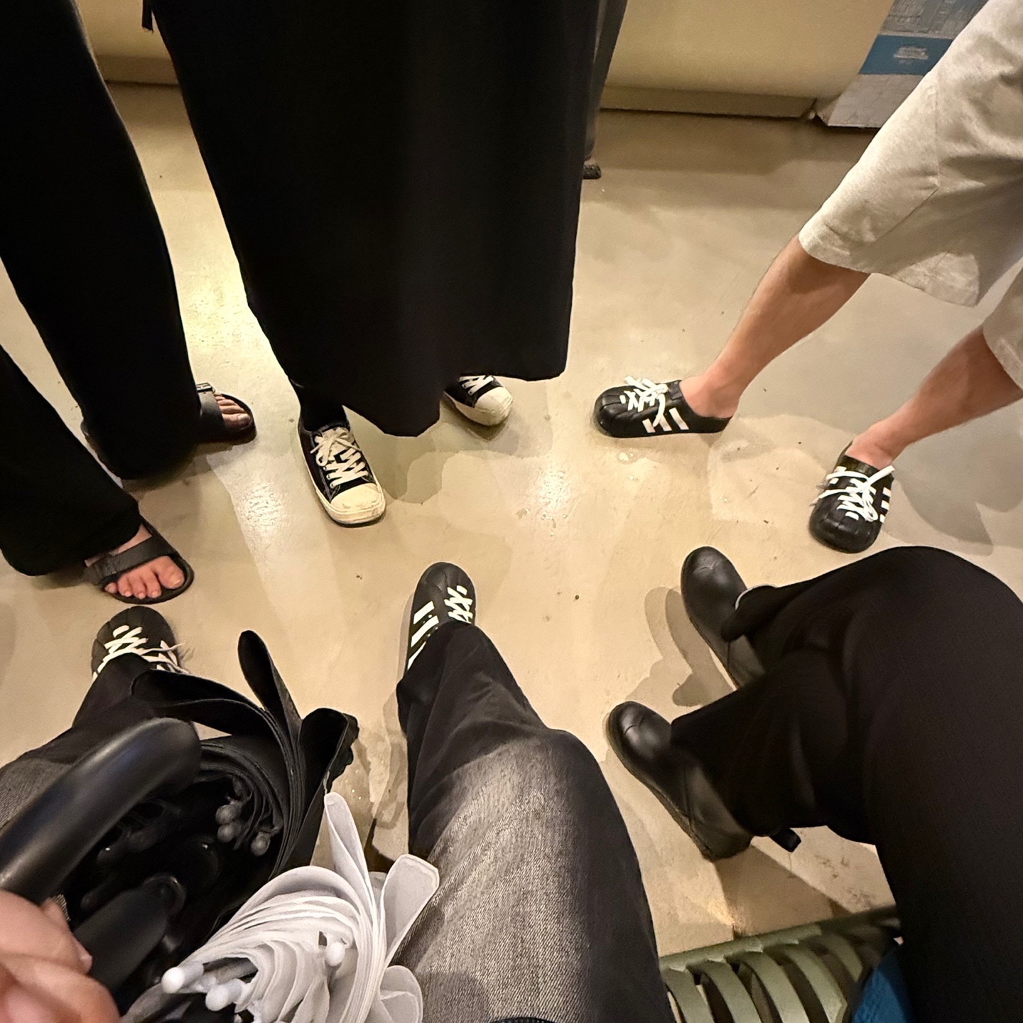 Adidas Adilette Clog Black White, Honda Speed Track Nylon Long Sleeve Beige 착용 스타일 - 2