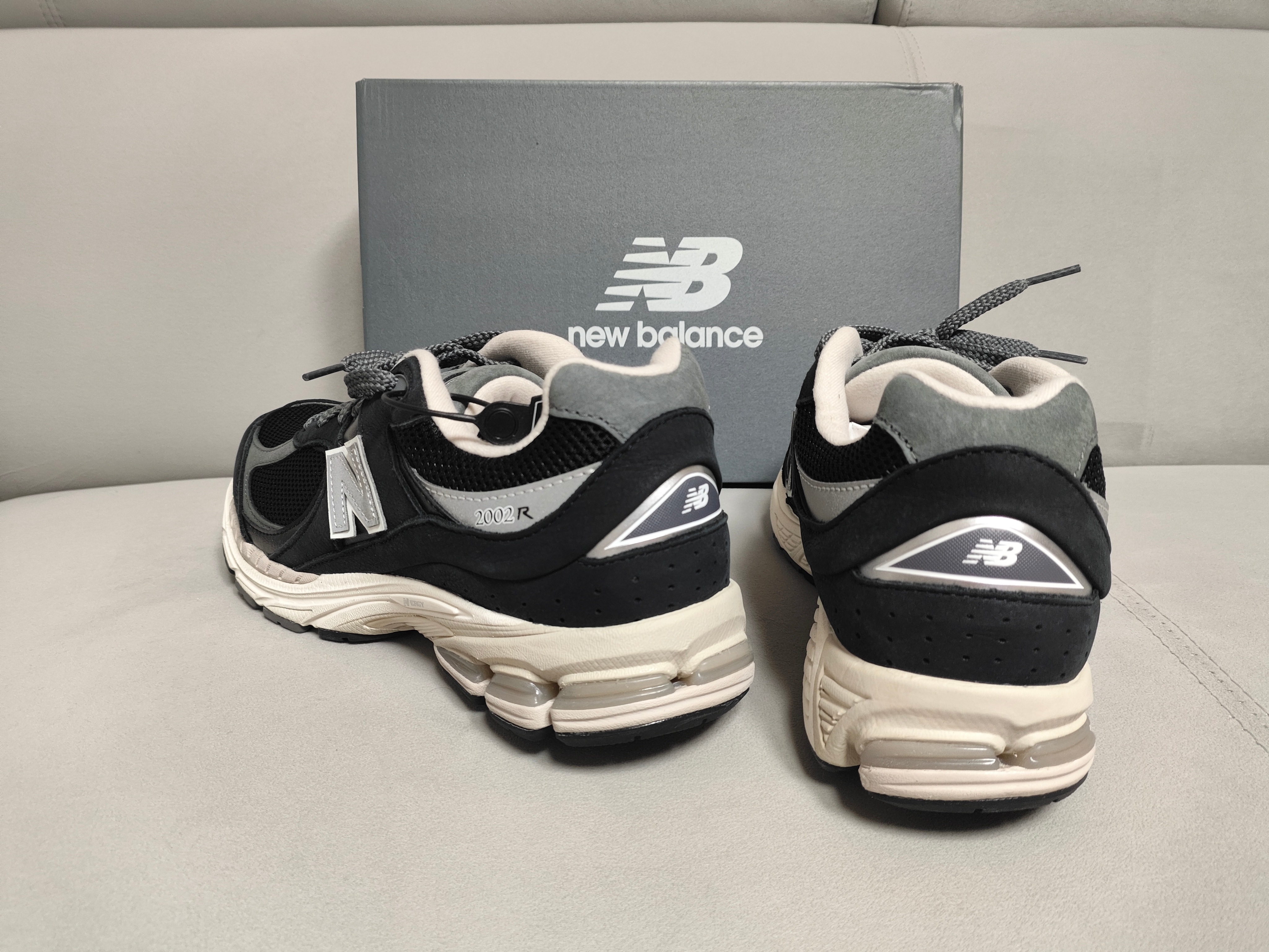 New Balance 2002R Premium Vintage Black 착용 스타일 - 2