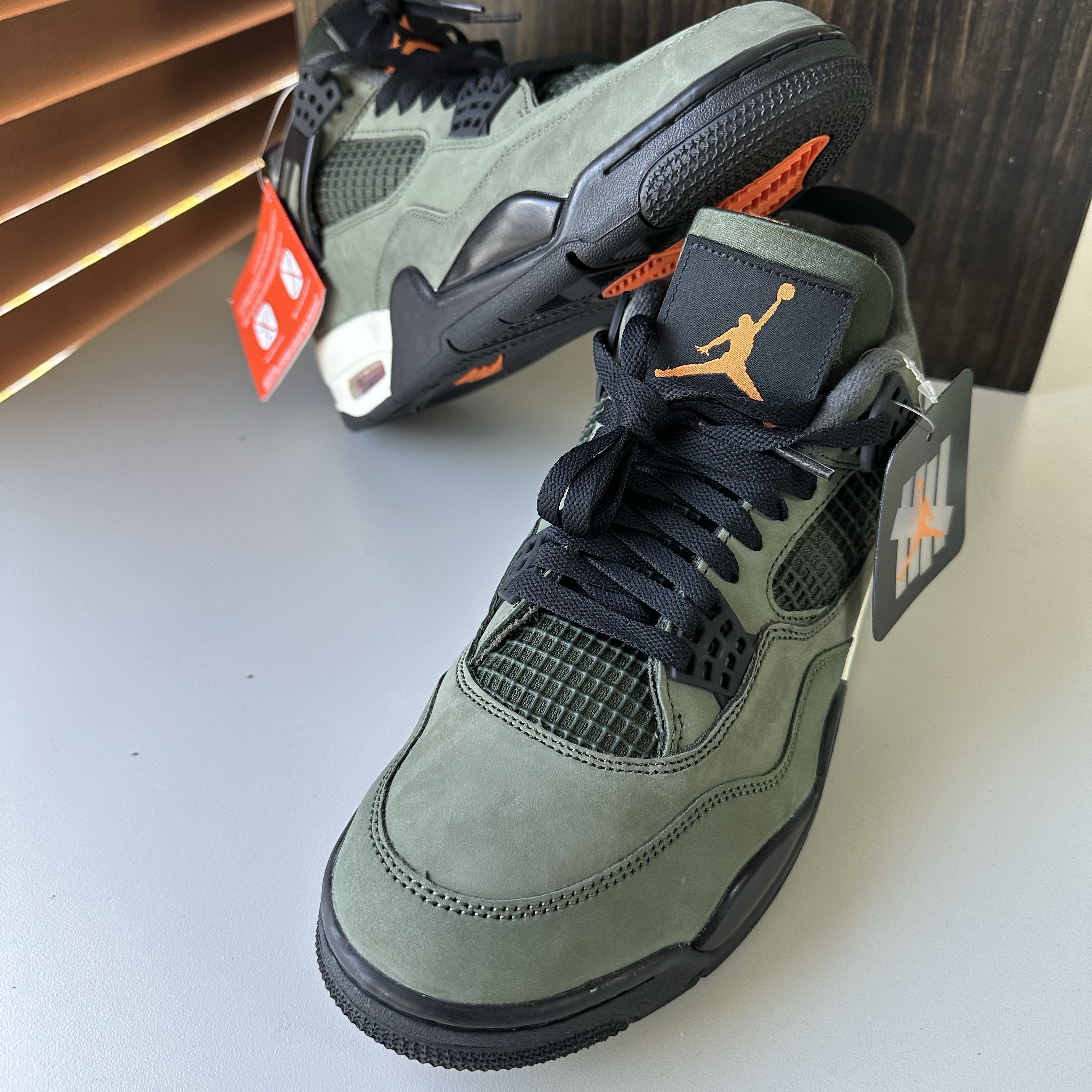 Jordan 4 x Undefeated Retro OG SP Deep Green and Clementine 착용 스타일 - 3