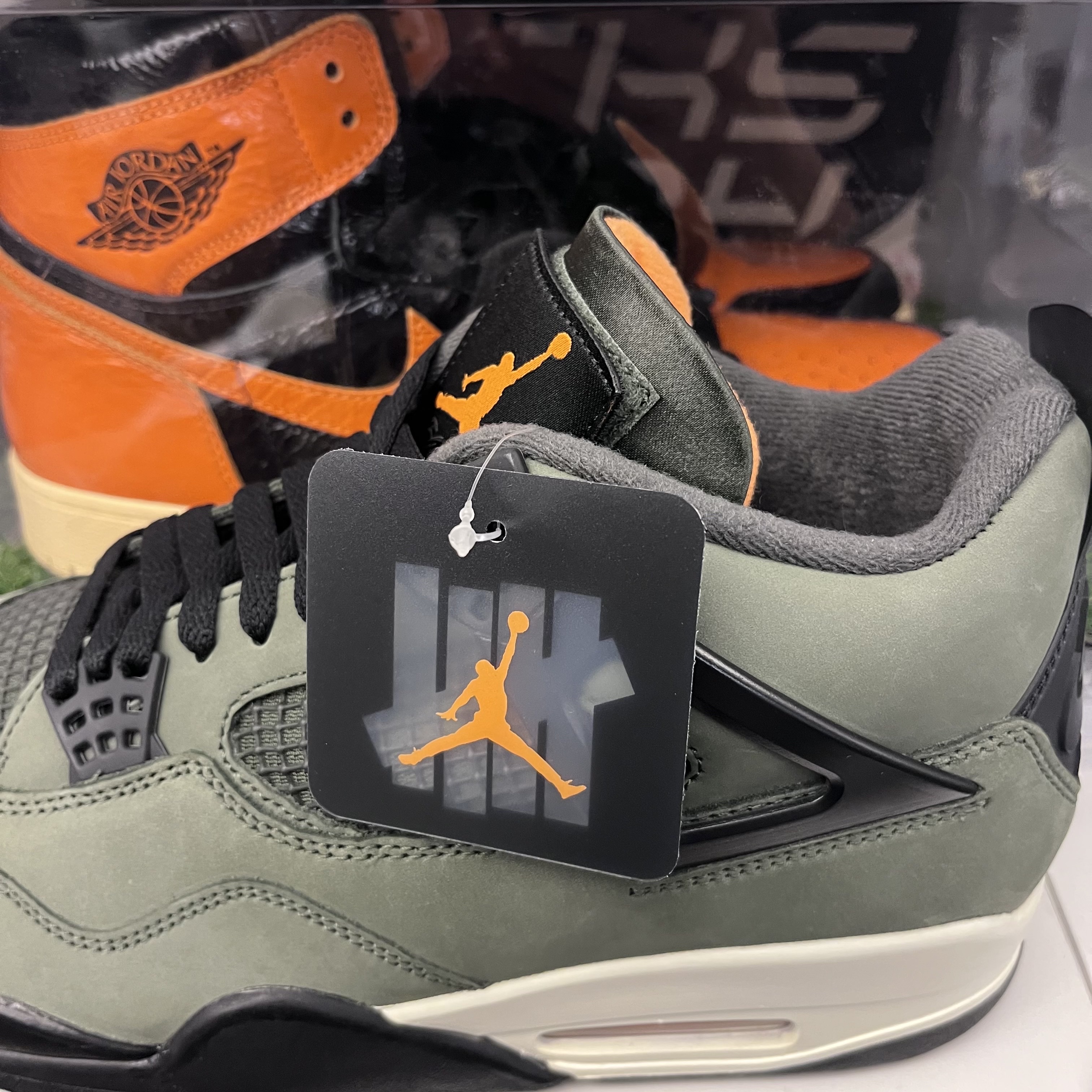 Jordan 4 x Undefeated Retro OG SP Deep Green and Clementine 착용 스타일 - 3