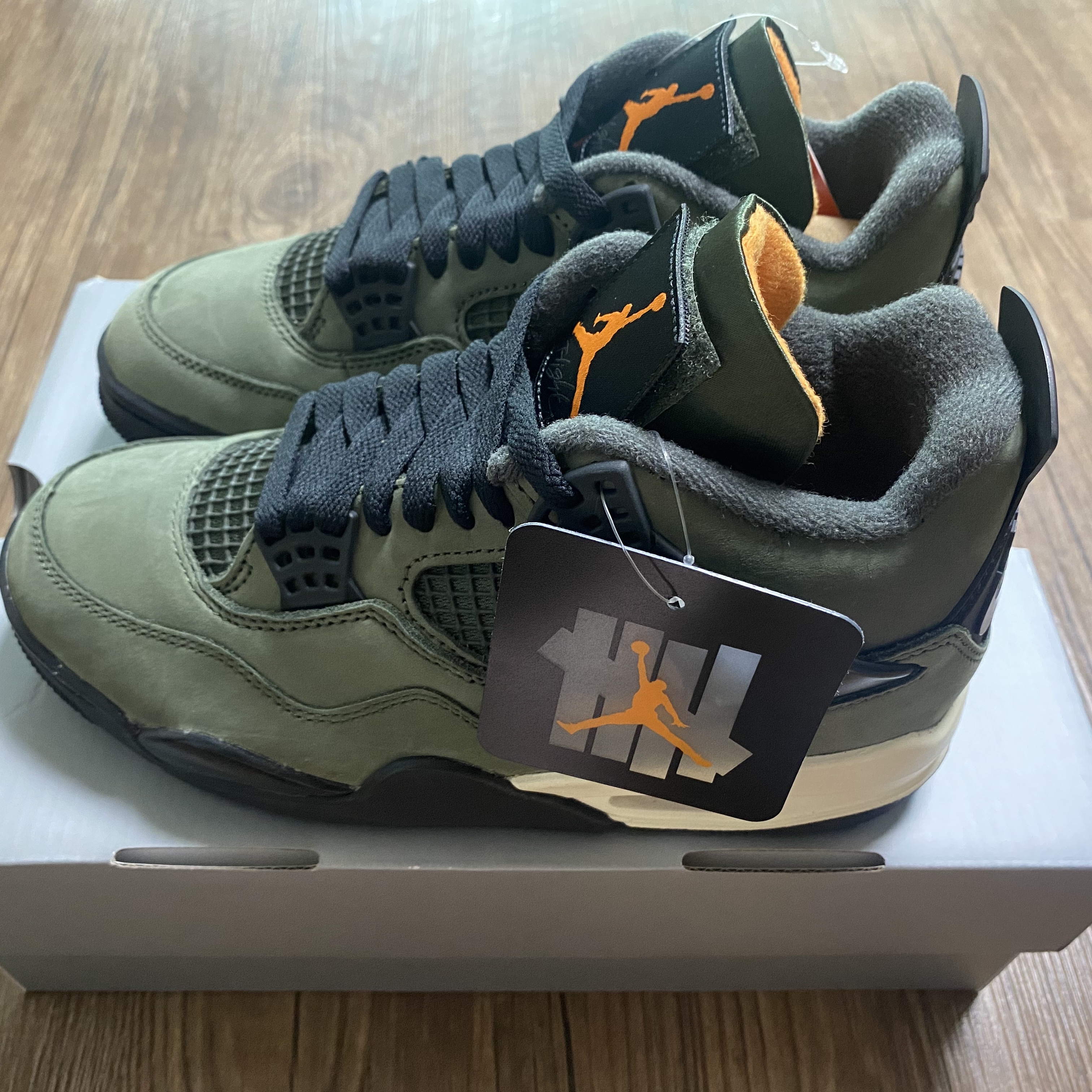 Jordan 4 x Undefeated Retro OG SP Deep Green and Clementine 착용 스타일 - 2