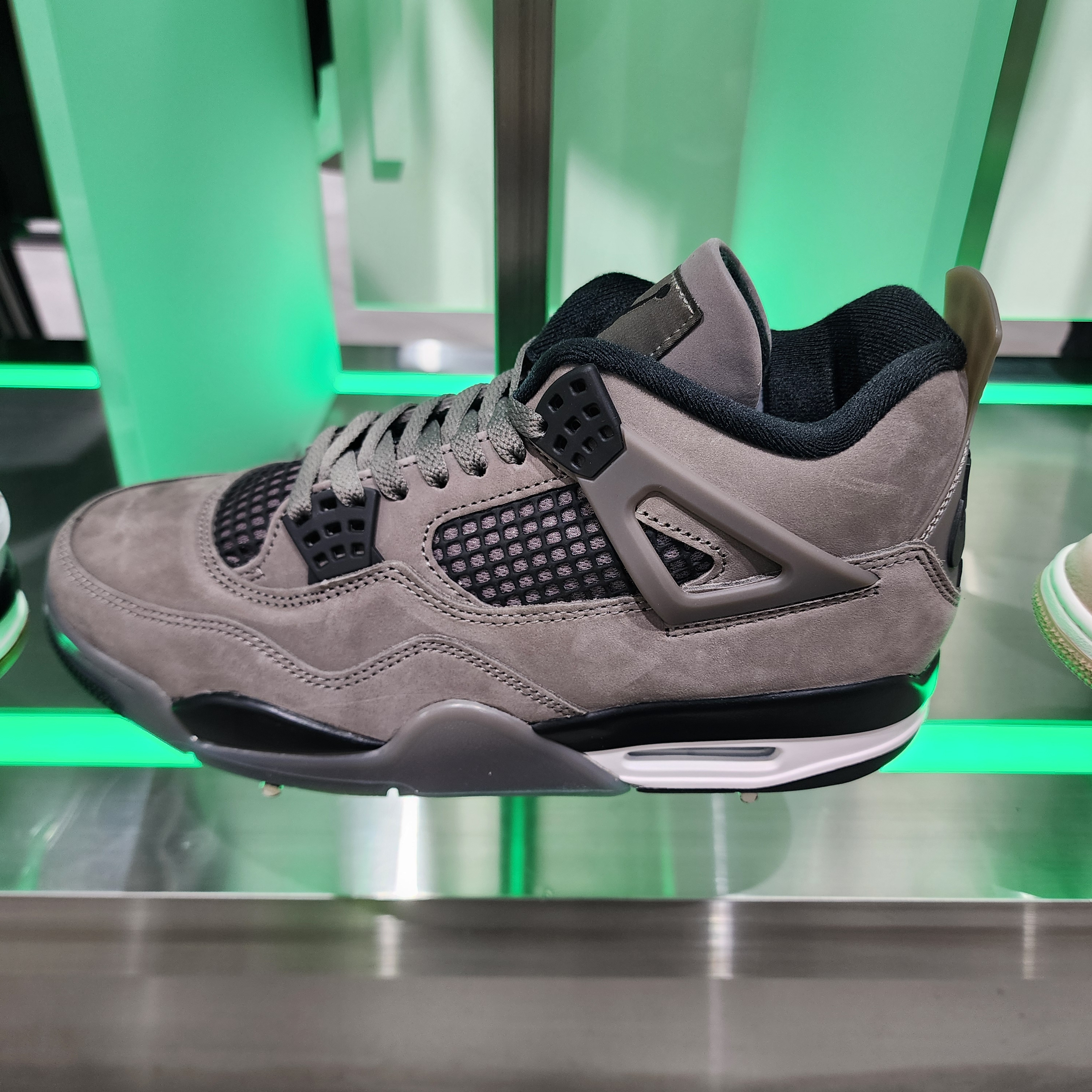 Jordan 4 Retro Cave Stone and Black 착용 스타일